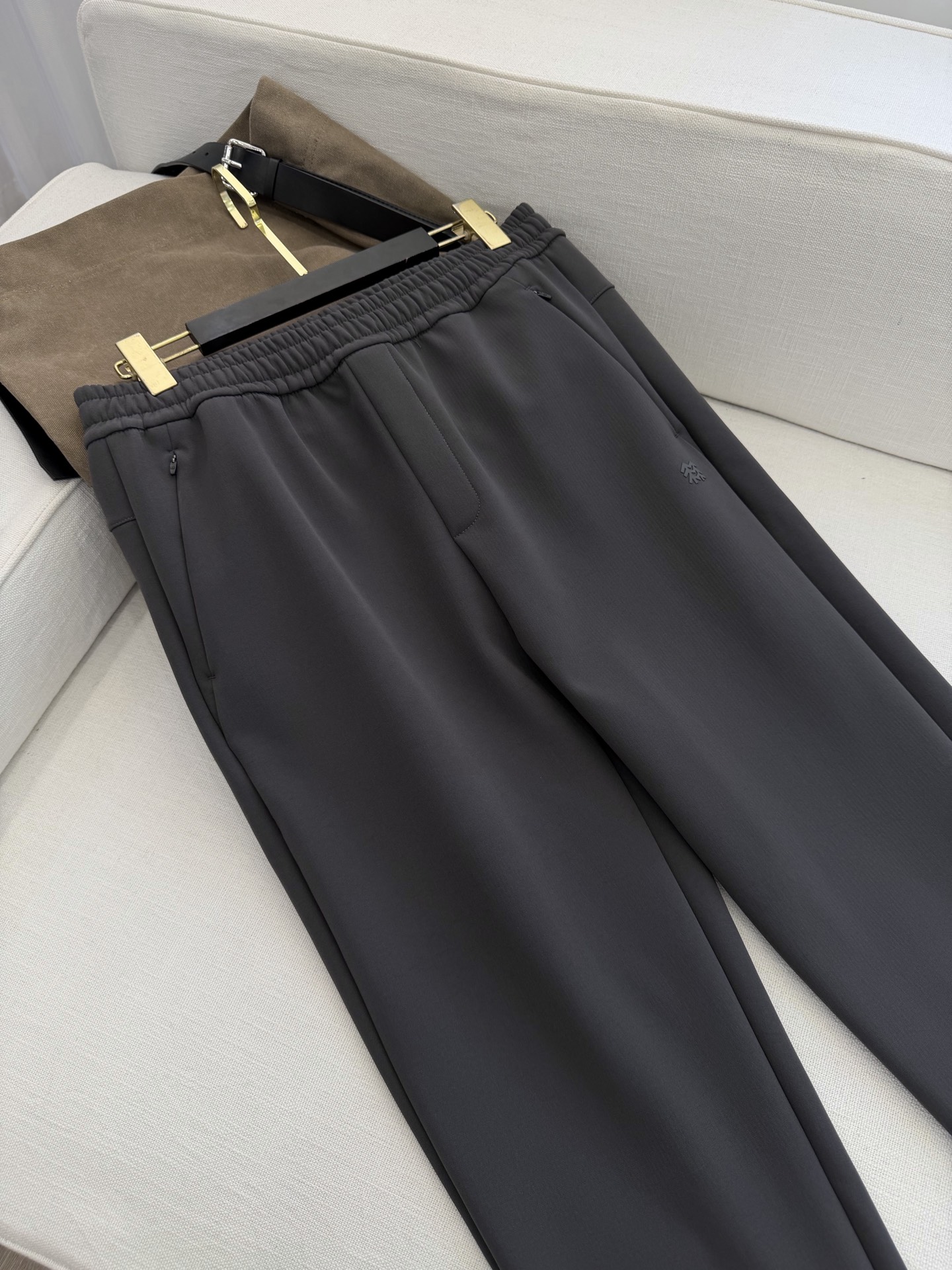 195💰（编号3）
KL两色加绒男裤
日常通勤全适配！属于那种穿过就会无限回购 秋冬两色换着穿，都不想换别的！

纯色简洁大方  流线收腿 显瘦但不会紧贴 不会像精神小伙那种 刚刚好的宽松度

G旗常年主打的经典款，一年四季都有这个版型，只是面料区分！！
直筒立体剪裁➕户外功能性梭织面料，强强联合，好穿又好看！
两侧隐形拉链口袋不会影响整体的流畅度，侧边标志性logo点缀，简洁中不失品味感

本布松紧腰，内里抽绳设计，舒适防勒，直口裤脚精致干练，户外属性不会太过，日常通勤穿搭也不失利落感
加绒梭织面料，拉伸延展性不错，穿着舒适不紧绷，多次穿洗不变形，灵活度很高！

松紧腰搭配内置抽绳设计 轻松包容胖瘦多种身材 
两侧拉链口袋 储物安全方便，非常实用

面料：锦纶85%+氨纶15%
哑光感布面细腻耐磨，质地偏硬挺，柔韧有筋骨挺括立体感强！上身版型立挺不塌！
内里速干加绒质地，方格型绒面，提供更多空气通道，干爽保暖，不闷热，不潮湿！

黑灰两个颜色，都是男士们日常最为实穿的基础色调，日常百搭的那种 
不管你是通勤穿还是平时休闲、健身等等 都能很好的搭配衣服

腰头内里净边走线，干净无杂线毛边
侧缝，口袋的拷边线全部加宽加密缝制，针脚扎实，拉扯也不易断线

推荐两条入，真的很好穿
不挑场合和年纪，户外休闲徒步商务都可以穿❗

颜色：灰色  黑色
尺码：M--XXL  最大建议穿到200斤左右！
松紧腰，面料有一定的拉伸力，卡码拍小能穿！肚子特别大的卡码可以考虑拍大