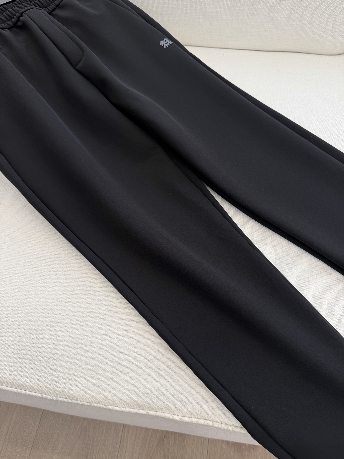 195💰（编号3）
KL两色加绒男裤
日常通勤全适配！属于那种穿过就会无限回购 秋冬两色换着穿，都不想换别的！

纯色简洁大方  流线收腿 显瘦但不会紧贴 不会像精神小伙那种 刚刚好的宽松度

G旗常年主打的经典款，一年四季都有这个版型，只是面料区分！！
直筒立体剪裁➕户外功能性梭织面料，强强联合，好穿又好看！
两侧隐形拉链口袋不会影响整体的流畅度，侧边标志性logo点缀，简洁中不失品味感

本布松紧腰，内里抽绳设计，舒适防勒，直口裤脚精致干练，户外属性不会太过，日常通勤穿搭也不失利落感
加绒梭织面料，拉伸延展性不错，穿着舒适不紧绷，多次穿洗不变形，灵活度很高！

松紧腰搭配内置抽绳设计 轻松包容胖瘦多种身材 
两侧拉链口袋 储物安全方便，非常实用

面料：锦纶85%+氨纶15%
哑光感布面细腻耐磨，质地偏硬挺，柔韧有筋骨挺括立体感强！上身版型立挺不塌！
内里速干加绒质地，方格型绒面，提供更多空气通道，干爽保暖，不闷热，不潮湿！

黑灰两个颜色，都是男士们日常最为实穿的基础色调，日常百搭的那种 
不管你是通勤穿还是平时休闲、健身等等 都能很好的搭配衣服

腰头内里净边走线，干净无杂线毛边
侧缝，口袋的拷边线全部加宽加密缝制，针脚扎实，拉扯也不易断线

推荐两条入，真的很好穿
不挑场合和年纪，户外休闲徒步商务都可以穿❗

颜色：灰色  黑色
尺码：M--XXL  最大建议穿到200斤左右！
松紧腰，面料有一定的拉伸力，卡码拍小能穿！肚子特别大的卡码可以考虑拍大