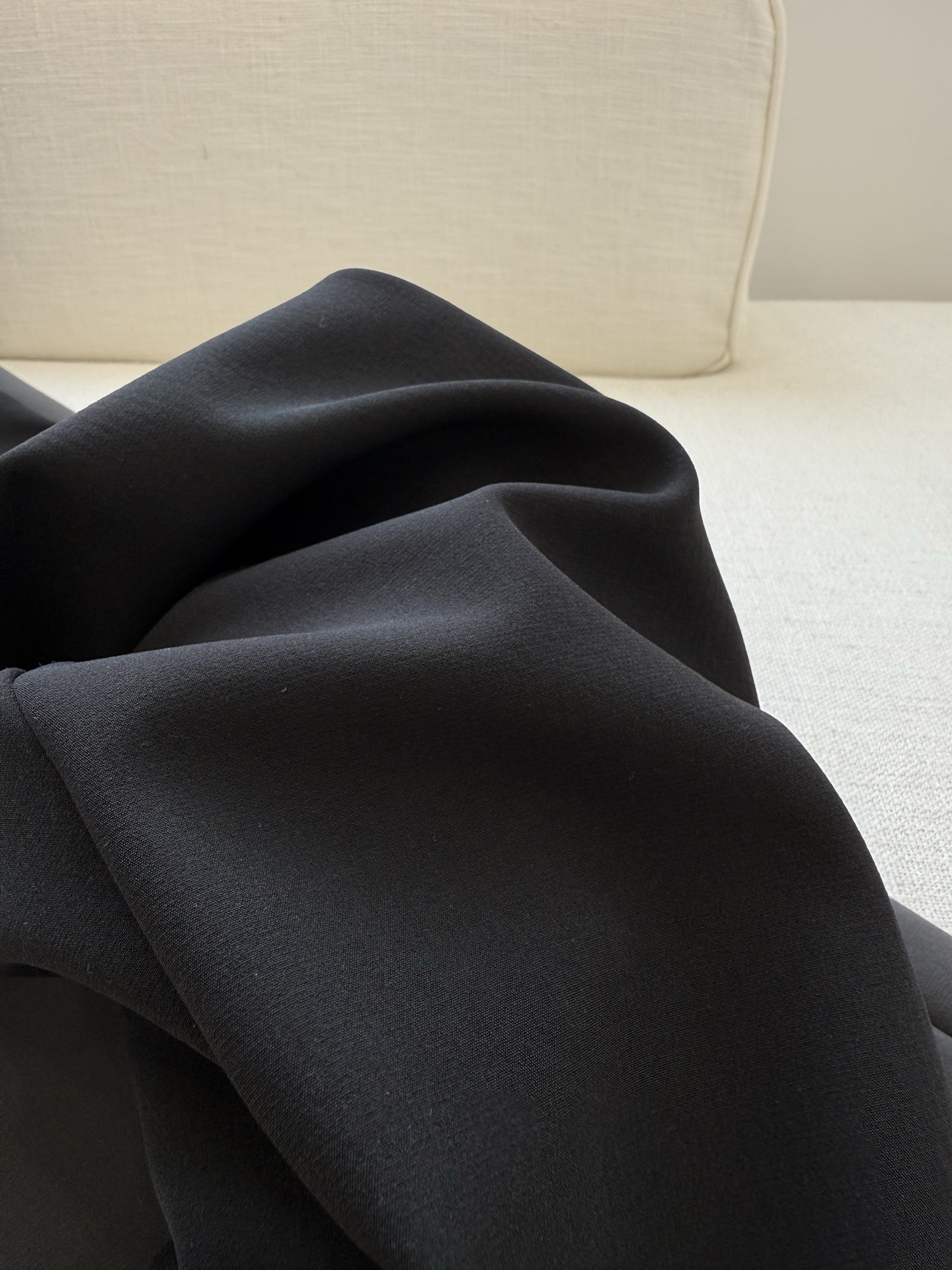 195💰（编号3）
KL两色加绒男裤
日常通勤全适配！属于那种穿过就会无限回购 秋冬两色换着穿，都不想换别的！

纯色简洁大方  流线收腿 显瘦但不会紧贴 不会像精神小伙那种 刚刚好的宽松度

G旗常年主打的经典款，一年四季都有这个版型，只是面料区分！！
直筒立体剪裁➕户外功能性梭织面料，强强联合，好穿又好看！
两侧隐形拉链口袋不会影响整体的流畅度，侧边标志性logo点缀，简洁中不失品味感

本布松紧腰，内里抽绳设计，舒适防勒，直口裤脚精致干练，户外属性不会太过，日常通勤穿搭也不失利落感
加绒梭织面料，拉伸延展性不错，穿着舒适不紧绷，多次穿洗不变形，灵活度很高！

松紧腰搭配内置抽绳设计 轻松包容胖瘦多种身材 
两侧拉链口袋 储物安全方便，非常实用

面料：锦纶85%+氨纶15%
哑光感布面细腻耐磨，质地偏硬挺，柔韧有筋骨挺括立体感强！上身版型立挺不塌！
内里速干加绒质地，方格型绒面，提供更多空气通道，干爽保暖，不闷热，不潮湿！

黑灰两个颜色，都是男士们日常最为实穿的基础色调，日常百搭的那种 
不管你是通勤穿还是平时休闲、健身等等 都能很好的搭配衣服

腰头内里净边走线，干净无杂线毛边
侧缝，口袋的拷边线全部加宽加密缝制，针脚扎实，拉扯也不易断线

推荐两条入，真的很好穿
不挑场合和年纪，户外休闲徒步商务都可以穿❗

颜色：灰色  黑色
尺码：M--XXL  最大建议穿到200斤左右！
松紧腰，面料有一定的拉伸力，卡码拍小能穿！肚子特别大的卡码可以考虑拍大