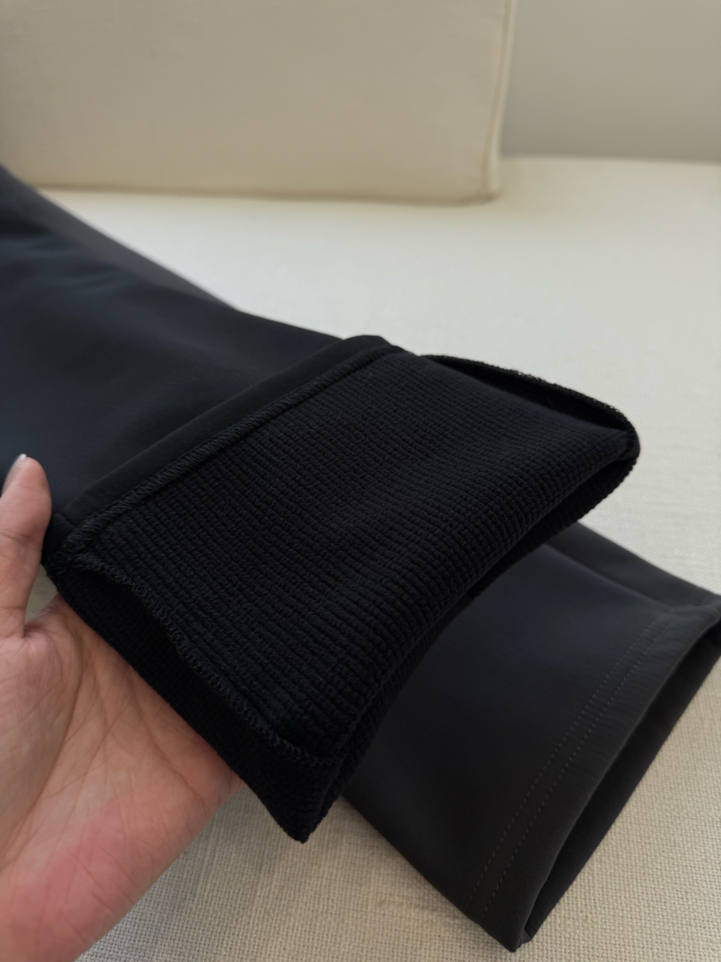 195💰（编号3）
KL两色加绒男裤
日常通勤全适配！属于那种穿过就会无限回购 秋冬两色换着穿，都不想换别的！

纯色简洁大方  流线收腿 显瘦但不会紧贴 不会像精神小伙那种 刚刚好的宽松度

G旗常年主打的经典款，一年四季都有这个版型，只是面料区分！！
直筒立体剪裁➕户外功能性梭织面料，强强联合，好穿又好看！
两侧隐形拉链口袋不会影响整体的流畅度，侧边标志性logo点缀，简洁中不失品味感

本布松紧腰，内里抽绳设计，舒适防勒，直口裤脚精致干练，户外属性不会太过，日常通勤穿搭也不失利落感
加绒梭织面料，拉伸延展性不错，穿着舒适不紧绷，多次穿洗不变形，灵活度很高！

松紧腰搭配内置抽绳设计 轻松包容胖瘦多种身材 
两侧拉链口袋 储物安全方便，非常实用

面料：锦纶85%+氨纶15%
哑光感布面细腻耐磨，质地偏硬挺，柔韧有筋骨挺括立体感强！上身版型立挺不塌！
内里速干加绒质地，方格型绒面，提供更多空气通道，干爽保暖，不闷热，不潮湿！

黑灰两个颜色，都是男士们日常最为实穿的基础色调，日常百搭的那种 
不管你是通勤穿还是平时休闲、健身等等 都能很好的搭配衣服

腰头内里净边走线，干净无杂线毛边
侧缝，口袋的拷边线全部加宽加密缝制，针脚扎实，拉扯也不易断线

推荐两条入，真的很好穿
不挑场合和年纪，户外休闲徒步商务都可以穿❗

颜色：灰色  黑色
尺码：M--XXL  最大建议穿到200斤左右！
松紧腰，面料有一定的拉伸力，卡码拍小能穿！肚子特别大的卡码可以考虑拍大