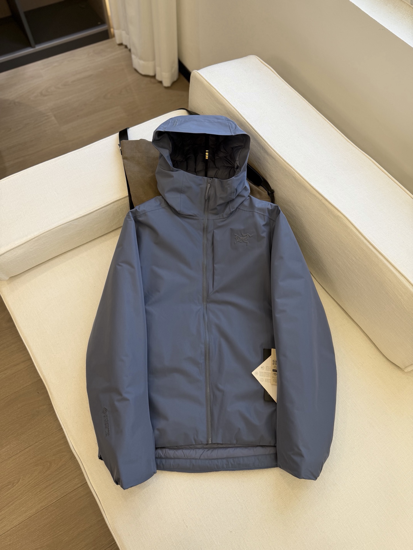 NO:655174,25 Arc'teryx solano Solano men's and women's brand new color down jackets are rare and rare. Once a year, one is sold and one is missing. The G flag is hard to get, and the generation gap doubles the premium!  Let’s just take a little bit and sell it for a few days!  !  Those of you who know your stuff, hurry up~~ A versatile lightweight down jacket for outdoor hiking and urban commuting, the same style for men and women!  Perfectly combining outdoor professionalism with the beauty needs of urban commuting, making travel easier. The generation gap has soared to nearly 6k+rmb!  And the golden codes are still in the pre-sale queue!  !  This is the power of explosive products!  As an outdoor down jacket designed for harsh outdoor environments, it was born out of professional outdoor jackets. It is made of high-tech windproof and waterproof fabrics + filled with heating cotton + goose down, which can lock in enough temperature for the body. The upper body is light and burden-free and has good warmth retention at the same time. It’s awesome!  The latest styles for autumn and winter 2025!  The biggest change from the ordinary Solano is that it has abandoned the hot-stamped logo that everyone criticized most. There are embroidered logos on the chest, hat and cuffs, which are more recognizable and have a more high-end feel. Niaojia's winter coat can be worn casually. It is tolerant and stylish, comfortable and not bloated!  A very advanced version design, but the cutting process is quite difficult. The whole body is three-dimensionally cut, and the shoulder sleeves and armpits are multi-piece stitching. The inner seams are reinforced with adhesive tape to increase the smoothness and waterproofness!  It not only achieves a neat fit, but also ensures that it does not chafing the shoulders or getting stuck in the armpits. It allows free movement without restraint. The simple lines and modern style perfectly create an urban functional style. It uses advanced three-dimensional filling technology to fill down and cotton in different zones, which combines the advantages of the two to ensure a certain dynamic warmth effect.  The inner body of the garment is quilted and filled with horizontal ribs. The front and back are filled with goose down. The divided quilting is vacuum filled. The down is distributed evenly and plumply. Each grid is made of thick down, which resists wind and locks in temperature. The armpits are filled with heating cotton to provide excellent warmth and breathability. Really shipped from an OEM!  There are iconic embroideries on the chest, hat and other places, with smooth stitching and solid stitching. The fabric is made of fully waterproof 2L Gore-Tex ePE and Fortius1.0 soft shell fabric, and Windstopper is windproof and waterproof!  It ensures that users can withstand bad weather while exercising outdoors, and can discharge moisture in time to maintain a comfortable feel. A couple model that can be worn by men and women!  The basic color is versatile, and the upper body has the iconic Niaojia temperament!  !  It is not a very fluffy and thick style, but its windproof and warm-keeping effect is no less than that of the thickened fluffy style. Windproof fabric + goose down filling give you a double sense of security!  Light gray is fashionable and novel for daily wear in the city, with a youthful feel, outdoor windproof texture, quite wide and stylish, warm and not bulky. Purple!  Fashionable people knocking on the blackboard can’t miss it!  !  I can’t bear to see the tackiness!  The key is that this color is suitable for both men and women!  Whoever wears it looks better!  Black is an undoubted classic item. If you want to go out, it’s easy to just wear black!  Blue, it fits well and is stylish, not bulky or weighing down your height, and can be easily carried by a small person!  Bird's four-color solano down jacket for men and women. Colors: purple, blue, light gray, black. Sizes: XS--2XL. It is recommended to wear it up to about 200 pounds!  The card number is small and can be worn. If you want to wear thick clothes underneath, it is recommended to refer to the daily clothing size selection. That is to find a similar style that is suitable for daily wear and measure it. The body, hat, cuffs and seams are taped in many places. Try to dry clean when washing!  !  Be sure not to dry 19,,jil sanderarc'teryx,jackets & coats,jackets & coats,down jacket,gold,hats,alexander wang1986090925款 始祖鸟家solano 索拉诺 男女同款全新配色羽绒服 稀缺珍货,一年一会,卖一件少一件咯 G旗各种抢不到,代沟更是溢价翻倍！咱们也就一点点哈,卖几天！！懂货的咱们抓紧啦~~ 户外徒步、城市通勤的百搭轻便羽绒夹克 男女同款！将户外的专业性与城市通勤的颜值需求完美结合,让出行变得更加轻松 代沟已经飙升到了接近6k+rmb！并且黄金码号还处于预售排队！！这就是爆款的实力！ 作为针对严酷的户外环境而设计的户外羽绒服,脱胎于专业的户外冲锋衣,科技防风防水面料+内里填充发热棉+鹅绒 ,可以给身体锁住足够的温度 上身轻盈无负担的同时具备很好的保暖性 太牛了！ 2025秋冬最新款！与普通Solano最大的变化是摒弃了大家最诟病的烫印logo,胸前、帽子和袖口都有刺绣logo,辨识度更强,也更有高级感 鸟家的冬季外套可以随便穿 包容有型,舒适不臃肿！ 很高级的版型设计 但是裁剪工艺就相当有难度 通身都是立体裁剪,肩袖,腋下多片式拼接缝制,内里接缝有压胶加固,增加平整效果与防水性！ 既实现了合身利落感 又能确保不磨肩膀 不卡腋下 活动自如无拘束,简洁的线条和现代风格 完美打造都市机能风～ 采用先进的三维填充技术,将羽绒和棉分区填充,融合了两者的优势,保证了一定的动态保暖效果 衣身内里横向排骨缝绗缝充绒,前后采用鹅绒填充,分格绗缝真空填充,羽绒分布均匀饱满,每一格都是厚厚的绒子,抗风锁温. 腋下部分则采用发热棉填充,提供卓越的保暖和透气性能. 真正代工厂出货！胸前帽子等各处都有标志性刺绣,线迹流畅,针脚扎实 面料采用全防水的2L Gore-Tex ePE与Fortius1.0软壳面料拼接,Windstopper防风防水！确保用户在户外运动时既能抵挡恶劣天气,又能及时排出湿气,保持舒适体感 男女可穿的情侣款！颜色基础百搭,上身就是标志性的鸟家气质！！ 不属于很蓬松厚实的款式,但是防风保暖效果一点不输加厚蓬松款,防风面料+鹅绒填充,给你双倍安全感！ 浅灰色 都市日常穿着也是时髦又新颖的那种年轻感,户外防风肌理,挺阔有型,保暖不臃肿 紫色！ 时尚人士敲黑板不能错过的！！耐看不俗气！关键是这个颜色男女通吃！谁穿谁好看！ 黑色 毋庸置疑的经典单品,想要出门不费脑,直接盲撸黑色就很OK！ 蓝色 合身有型不臃肿不压身高,小个子轻松驾驭！ 鸟四色solano男女同款羽绒服 颜色紫色 蓝色 浅灰色 黑色 尺码XS--2XL 最大建议穿到200斤左右！ 卡码拍小能穿,如果里面要套很厚的衣服建议参考日常穿衣尺码选择 就是找件平时穿着合适的类似款量一下 衣身帽子,袖口和缝线多处压胶,洗涤时尽量选择干洗！！一定不要烘干 19,,jil sanderarc'teryx,jackets & coats,jackets & coats,down jacket,gold,hats,alexander wang,Men's clothing