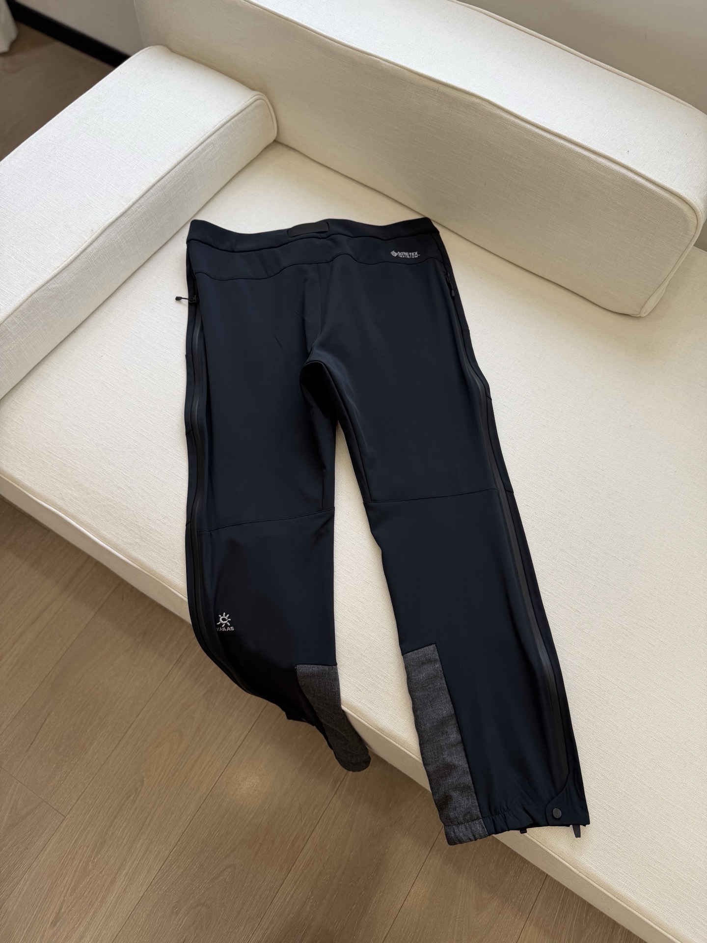 310💰（编号3）
凯乐石狼塔软壳裤  
户外运动首选裤！GTX防风防泼水软壳面料+加绒保暖，严寒环境下提供稳定保暖力

经典版型立体裁剪。全身从上到下都是科技细节！
让你每一次穿着都是难忘的美好体验！

G网折后在售1700rmb，见者必入‼品相超好⚠拿出来一看就知道是条好裤子！

符合人体工学的3D立裁直筒版型‼
腰部裤鼻加可调节腰带设计，兼容不同身形。
裤脚侧开拉链加弹力松紧设计，穿着方便时舒适，兼容不同类型鞋靴

一粒隐形扣平腰剪裁，外侧织带腰带，穿着时可以随意调节
腰头内里拼接绒面质地，贴合舒适，增加摩擦力，贴合舒适不易掉
门襟YKK拉链开合，穿脱方便，开合便捷

GTX面料冰雪渗透阻隔刺骨寒风入侵，并及时排出身体汗湿，避免积汗失温
表层超耐久防泼水处理，持久防泼溅。内里搭载舒适保暖抓绒，严寒环境下提供稳定保暖力

大腿侧开kk防水拉链设计，闷热时打开可快速散热透气
裤脚内侧拼接柔软的加绒材质，脚口内置松紧抽绳，可以随意调节裤型，收束更加舒适，方便根据不同场合随意切换！
细节考虑周到，功能强大！

衣身前后都有专门的撞色标识刺绣，轻松彰显品牌高级感

尺码：S--2XL  最大建议穿到200斤以内
面料无弹！卡码建议拍大，或者按照具体尺寸选择！！
男士身高体型差别大，推荐体重只是大约范围，还是建议参考日常穿衣尺码选择