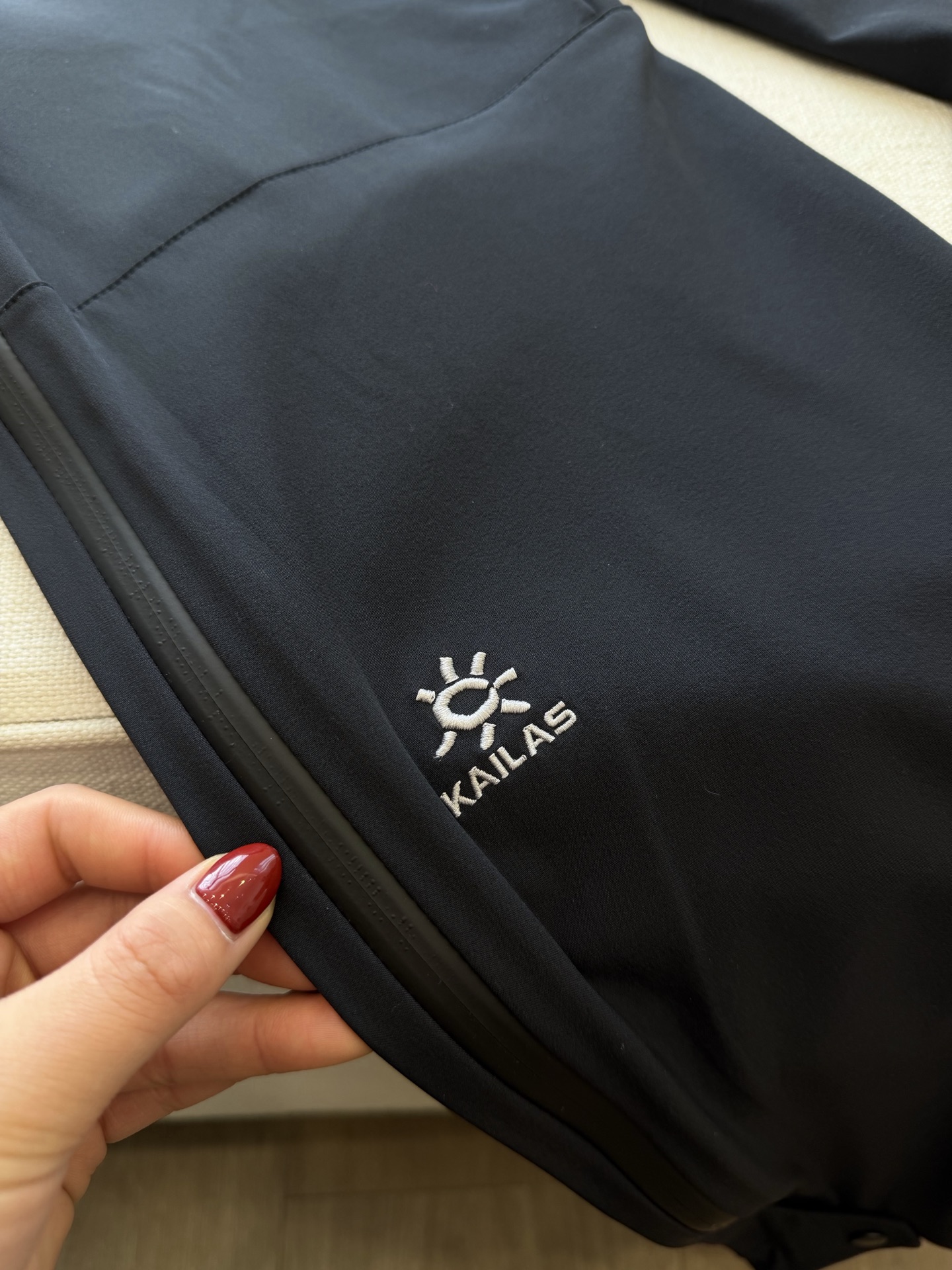 310💰（编号3）
凯乐石狼塔软壳裤  
户外运动首选裤！GTX防风防泼水软壳面料+加绒保暖，严寒环境下提供稳定保暖力

经典版型立体裁剪。全身从上到下都是科技细节！
让你每一次穿着都是难忘的美好体验！

G网折后在售1700rmb，见者必入‼品相超好⚠拿出来一看就知道是条好裤子！

符合人体工学的3D立裁直筒版型‼
腰部裤鼻加可调节腰带设计，兼容不同身形。
裤脚侧开拉链加弹力松紧设计，穿着方便时舒适，兼容不同类型鞋靴

一粒隐形扣平腰剪裁，外侧织带腰带，穿着时可以随意调节
腰头内里拼接绒面质地，贴合舒适，增加摩擦力，贴合舒适不易掉
门襟YKK拉链开合，穿脱方便，开合便捷

GTX面料冰雪渗透阻隔刺骨寒风入侵，并及时排出身体汗湿，避免积汗失温
表层超耐久防泼水处理，持久防泼溅。内里搭载舒适保暖抓绒，严寒环境下提供稳定保暖力

大腿侧开kk防水拉链设计，闷热时打开可快速散热透气
裤脚内侧拼接柔软的加绒材质，脚口内置松紧抽绳，可以随意调节裤型，收束更加舒适，方便根据不同场合随意切换！
细节考虑周到，功能强大！

衣身前后都有专门的撞色标识刺绣，轻松彰显品牌高级感

尺码：S--2XL  最大建议穿到200斤以内
面料无弹！卡码建议拍大，或者按照具体尺寸选择！！
男士身高体型差别大，推荐体重只是大约范围，还是建议参考日常穿衣尺码选择