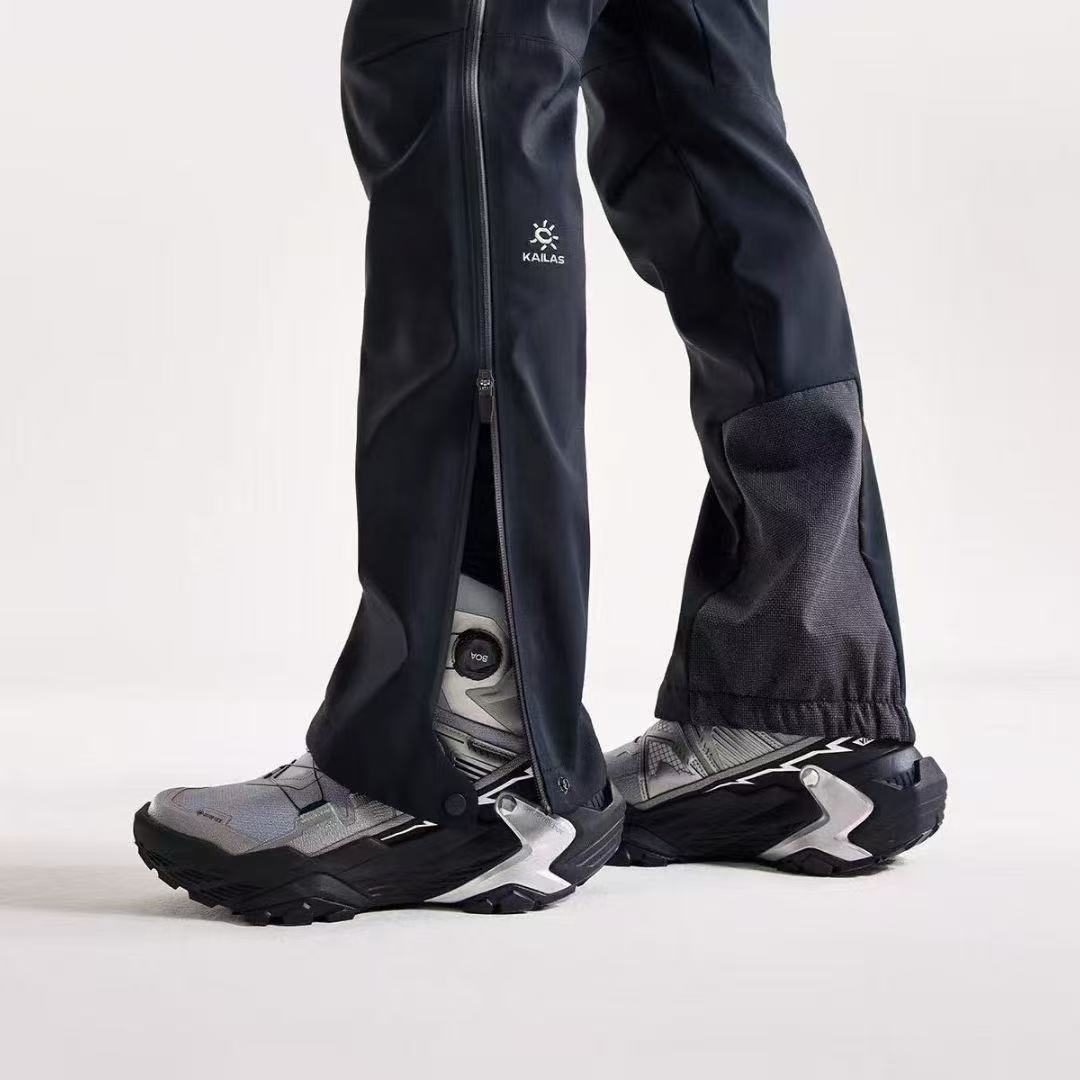 310💰（编号3）
凯乐石狼塔软壳裤  
户外运动首选裤！GTX防风防泼水软壳面料+加绒保暖，严寒环境下提供稳定保暖力

经典版型立体裁剪。全身从上到下都是科技细节！
让你每一次穿着都是难忘的美好体验！

G网折后在售1700rmb，见者必入‼品相超好⚠拿出来一看就知道是条好裤子！

符合人体工学的3D立裁直筒版型‼
腰部裤鼻加可调节腰带设计，兼容不同身形。
裤脚侧开拉链加弹力松紧设计，穿着方便时舒适，兼容不同类型鞋靴

一粒隐形扣平腰剪裁，外侧织带腰带，穿着时可以随意调节
腰头内里拼接绒面质地，贴合舒适，增加摩擦力，贴合舒适不易掉
门襟YKK拉链开合，穿脱方便，开合便捷

GTX面料冰雪渗透阻隔刺骨寒风入侵，并及时排出身体汗湿，避免积汗失温
表层超耐久防泼水处理，持久防泼溅。内里搭载舒适保暖抓绒，严寒环境下提供稳定保暖力

大腿侧开kk防水拉链设计，闷热时打开可快速散热透气
裤脚内侧拼接柔软的加绒材质，脚口内置松紧抽绳，可以随意调节裤型，收束更加舒适，方便根据不同场合随意切换！
细节考虑周到，功能强大！

衣身前后都有专门的撞色标识刺绣，轻松彰显品牌高级感

尺码：S--2XL  最大建议穿到200斤以内
面料无弹！卡码建议拍大，或者按照具体尺寸选择！！
男士身高体型差别大，推荐体重只是大约范围，还是建议参考日常穿衣尺码选择