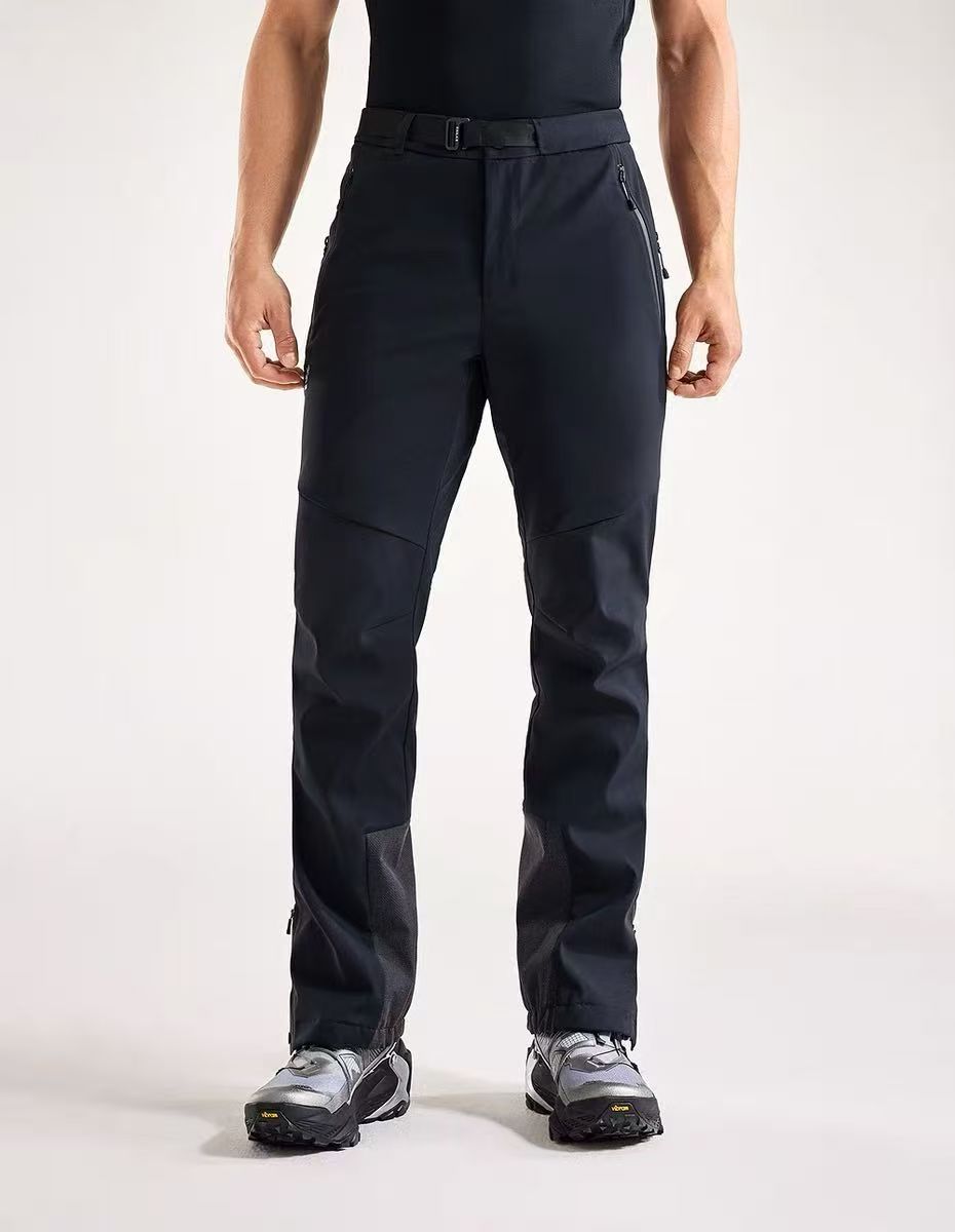 310💰（编号3）
凯乐石狼塔软壳裤  
户外运动首选裤！GTX防风防泼水软壳面料+加绒保暖，严寒环境下提供稳定保暖力

经典版型立体裁剪。全身从上到下都是科技细节！
让你每一次穿着都是难忘的美好体验！

G网折后在售1700rmb，见者必入‼品相超好⚠拿出来一看就知道是条好裤子！

符合人体工学的3D立裁直筒版型‼
腰部裤鼻加可调节腰带设计，兼容不同身形。
裤脚侧开拉链加弹力松紧设计，穿着方便时舒适，兼容不同类型鞋靴

一粒隐形扣平腰剪裁，外侧织带腰带，穿着时可以随意调节
腰头内里拼接绒面质地，贴合舒适，增加摩擦力，贴合舒适不易掉
门襟YKK拉链开合，穿脱方便，开合便捷

GTX面料冰雪渗透阻隔刺骨寒风入侵，并及时排出身体汗湿，避免积汗失温
表层超耐久防泼水处理，持久防泼溅。内里搭载舒适保暖抓绒，严寒环境下提供稳定保暖力

大腿侧开kk防水拉链设计，闷热时打开可快速散热透气
裤脚内侧拼接柔软的加绒材质，脚口内置松紧抽绳，可以随意调节裤型，收束更加舒适，方便根据不同场合随意切换！
细节考虑周到，功能强大！

衣身前后都有专门的撞色标识刺绣，轻松彰显品牌高级感

尺码：S--2XL  最大建议穿到200斤以内
面料无弹！卡码建议拍大，或者按照具体尺寸选择！！
男士身高体型差别大，推荐体重只是大约范围，还是建议参考日常穿衣尺码选择