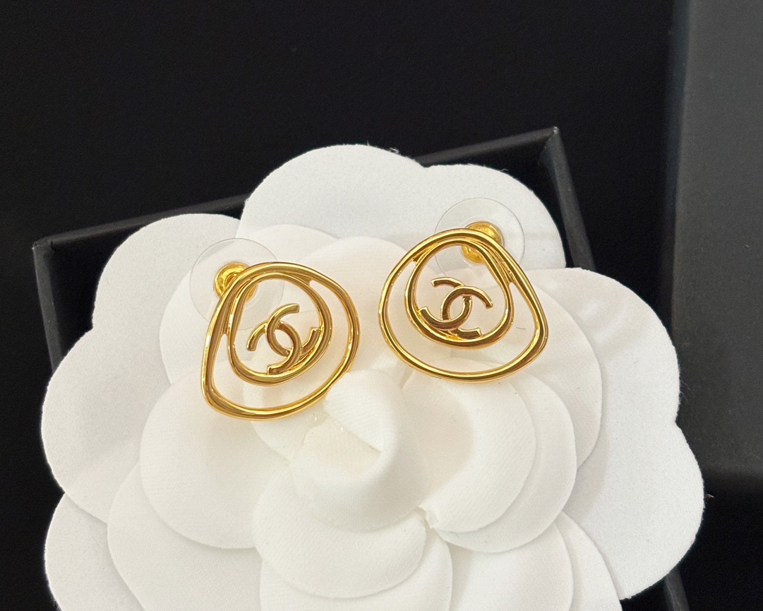 Chanel De gros
 Bijoux Boucle D’Oreille Or Jaune Travail ouvert Vintage Peu importe