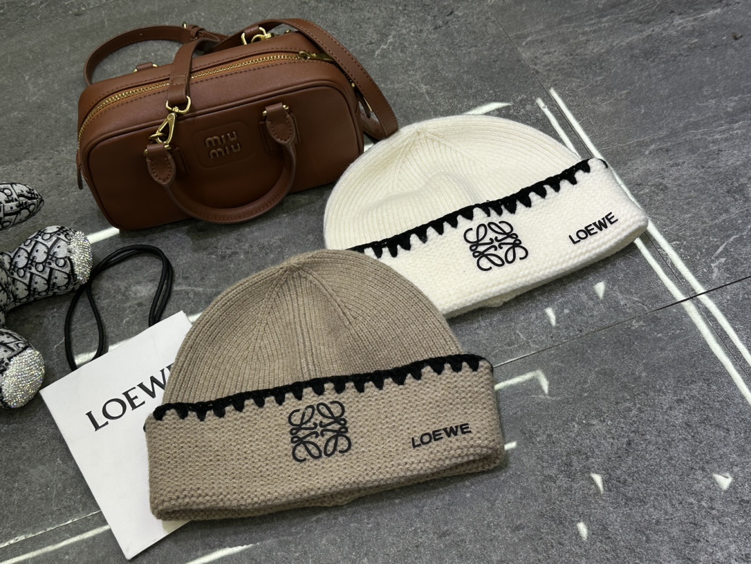 NO:216435,Special offer with dust bag. [LOEWE] Early autumn counter synchronous knitted wool hat, big brand fashion, very versatile hat, fisherman hat, baseball hat, knit hat, hat, loewe, loewe, espadrilles, hats19860909特价配防尘袋.【LOEWE罗意威】早秋专柜同步针织毛线帽,大牌时尚,非常百搭帽子渔夫帽棒球帽针织帽,帽子,loewe,loewe,espadrilles,hats,hat