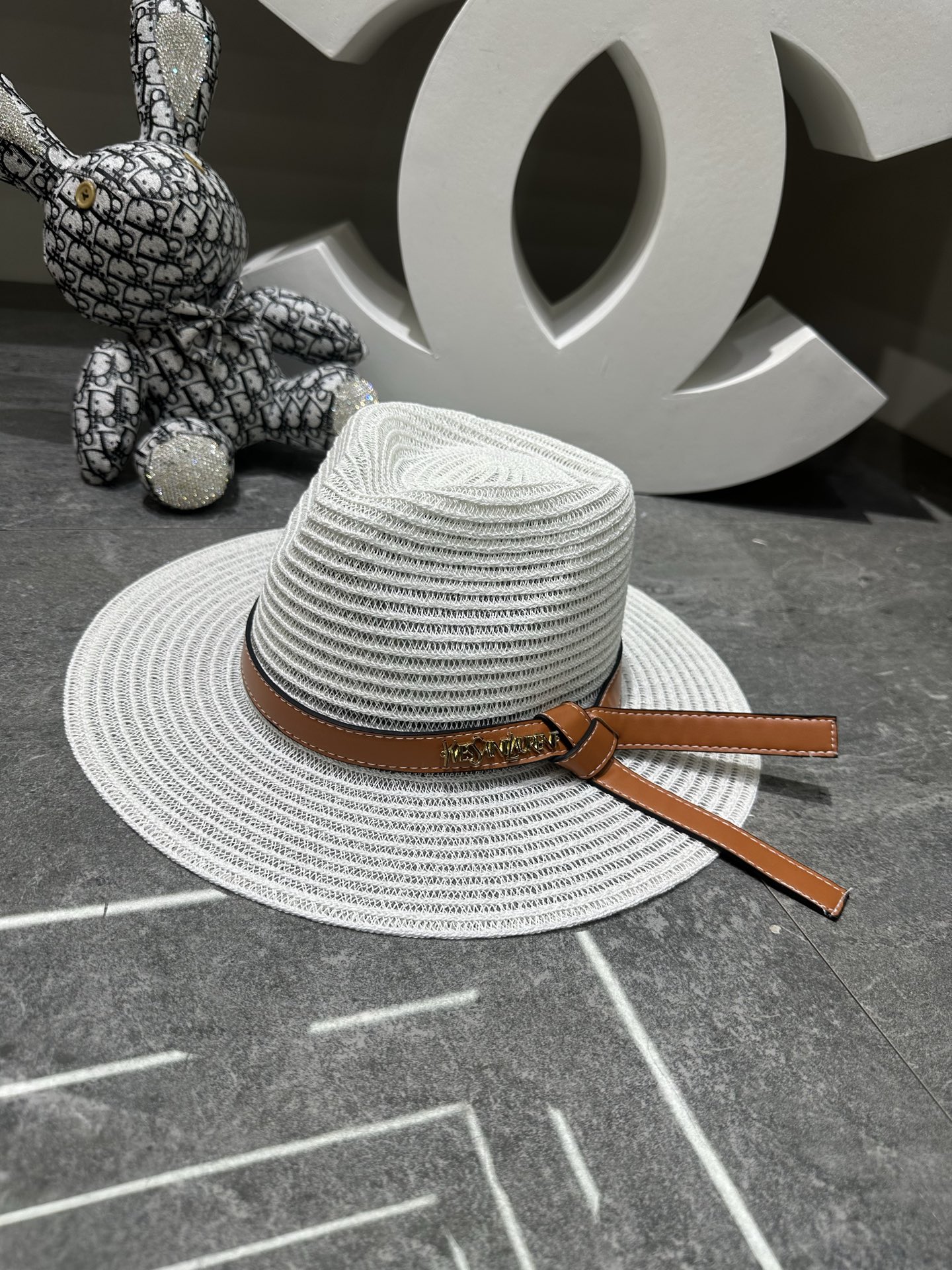 NO:824492,Special price with dust bag. [YSL Yves Saint Laurent] 2026 new irregular peaked leather straw hat, sunshade and easy to match, a travel item, straw hat, fisherman hat, baseball cap, hat, saint laurent, saint laurent, espadrilles, hats19860909特价配防尘袋.【YSL圣罗兰】2026新款不规则尖顶皮带款草帽,遮阳又好搭,出街旅行单品帽子草帽渔夫帽棒球帽,帽子,saint laurent,saint laurent,espadrilles,hats,hat
