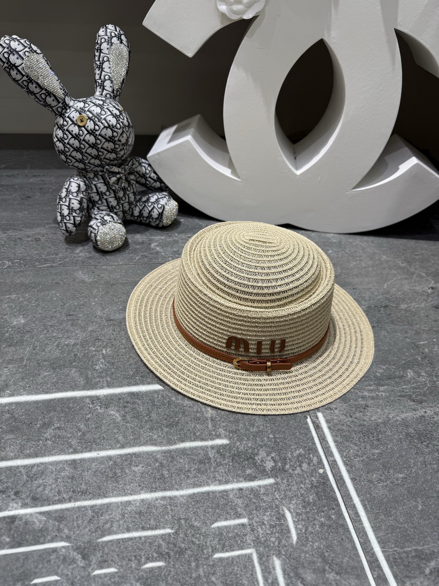 NO:824485,Special price with dust bag. [MIUMIU Miu Miu] 2026 new style irregular dome belt style basin hat straw hat, sun protection and easy to match, street travel hat straw hat fisherman hat baseball cap, hat, miumiu, espadrilles, hats19860909特价配防尘袋.【MIUMIU缪缪】2026新款不规则圆顶皮带款盆帽草帽,遮阳又好搭,出街旅行单品帽子草帽渔夫帽棒球帽,帽子,miumiu,espadrilles,hats,hat