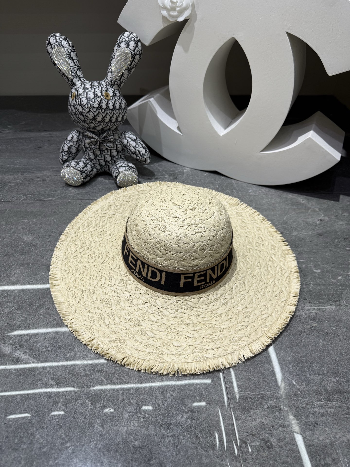 Fendi 手工草编大沿帽‼ ‼