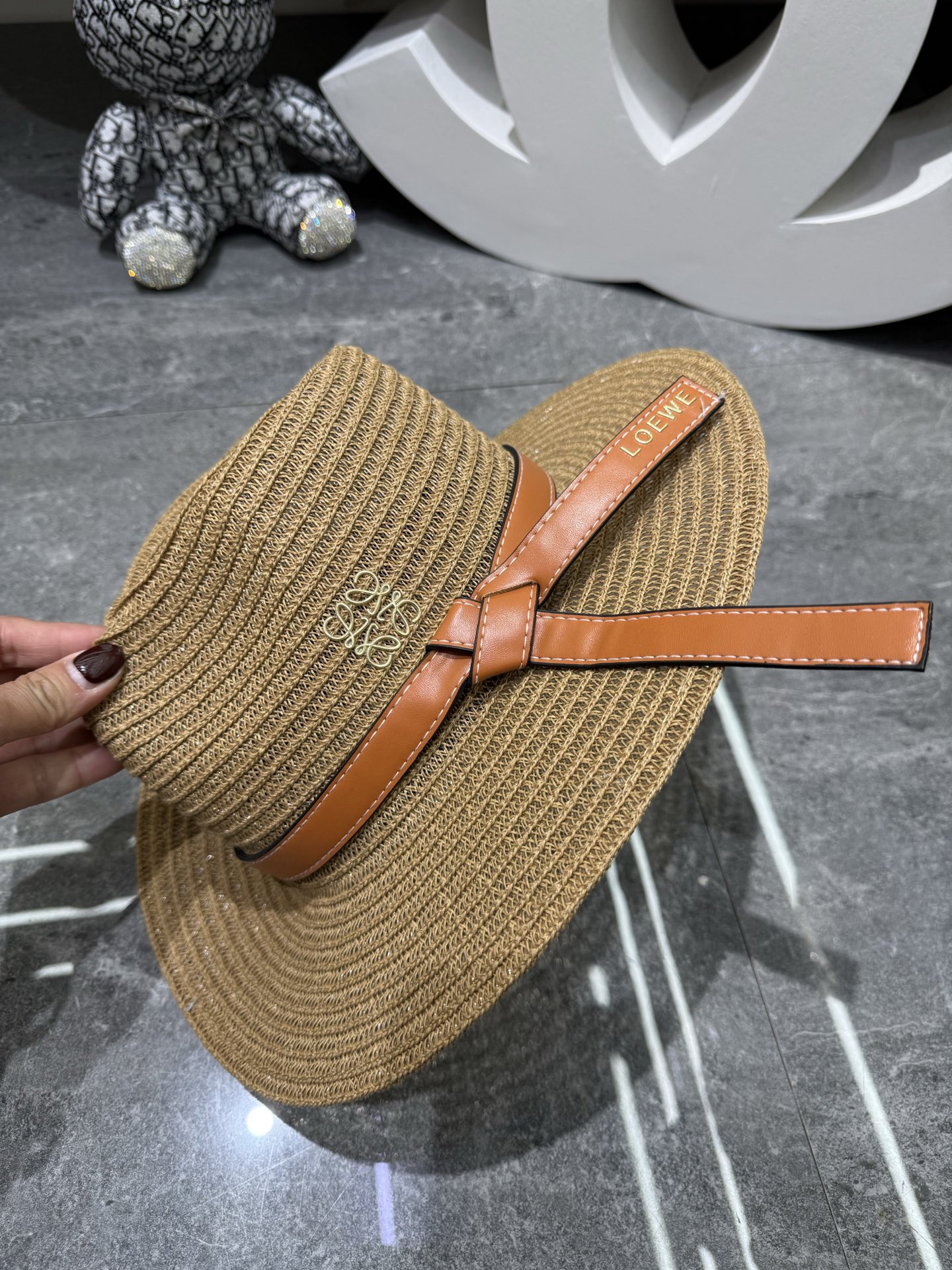 💛配防尘袋.  【LOEWE罗意威】2026新款密织细麻尖顶盆帽草帽，遮阳又好搭，出街旅行单品