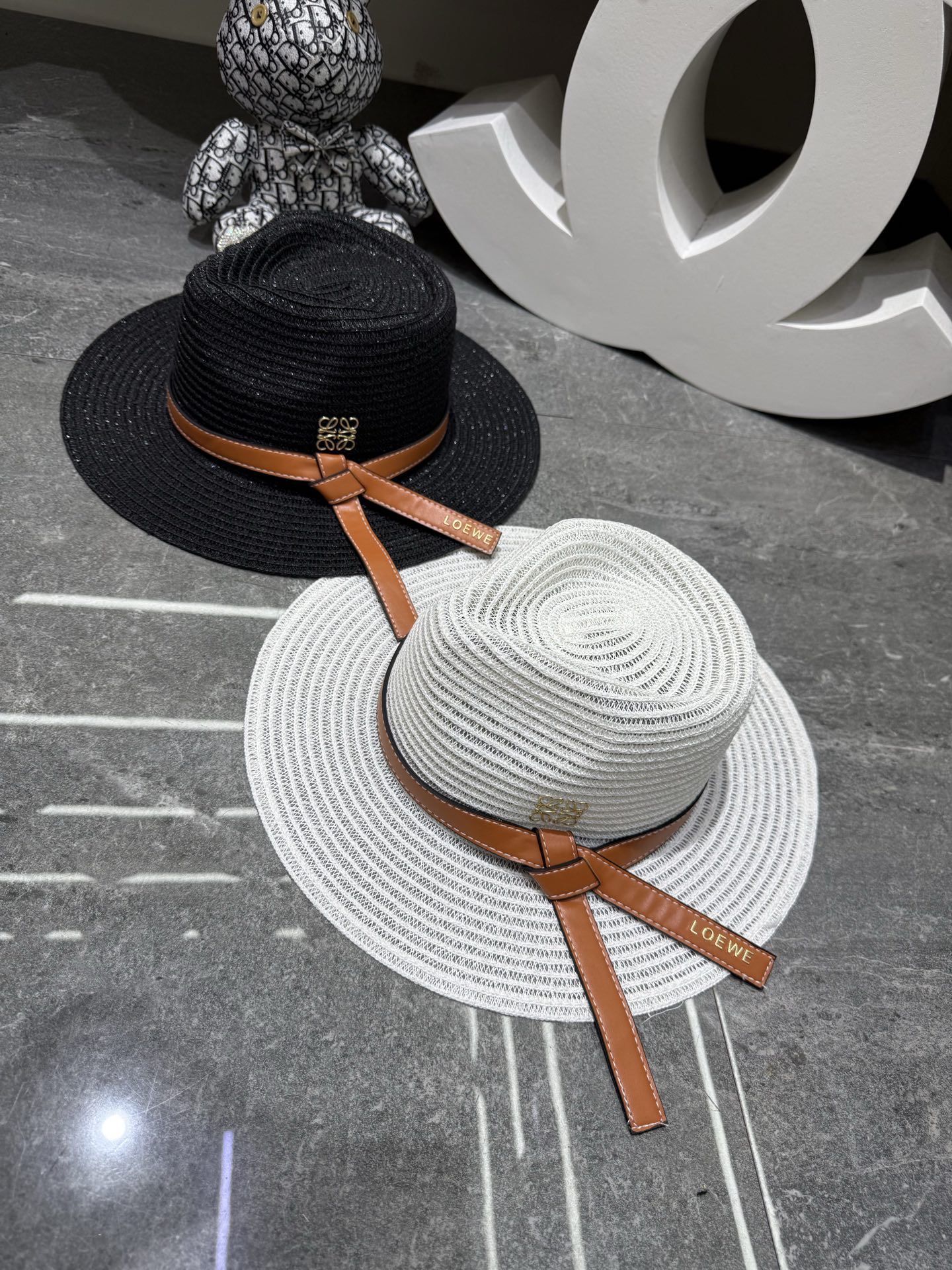 💛配防尘袋.  【LOEWE罗意威】2026新款密织细麻尖顶盆帽草帽，遮阳又好搭，出街旅行单品
