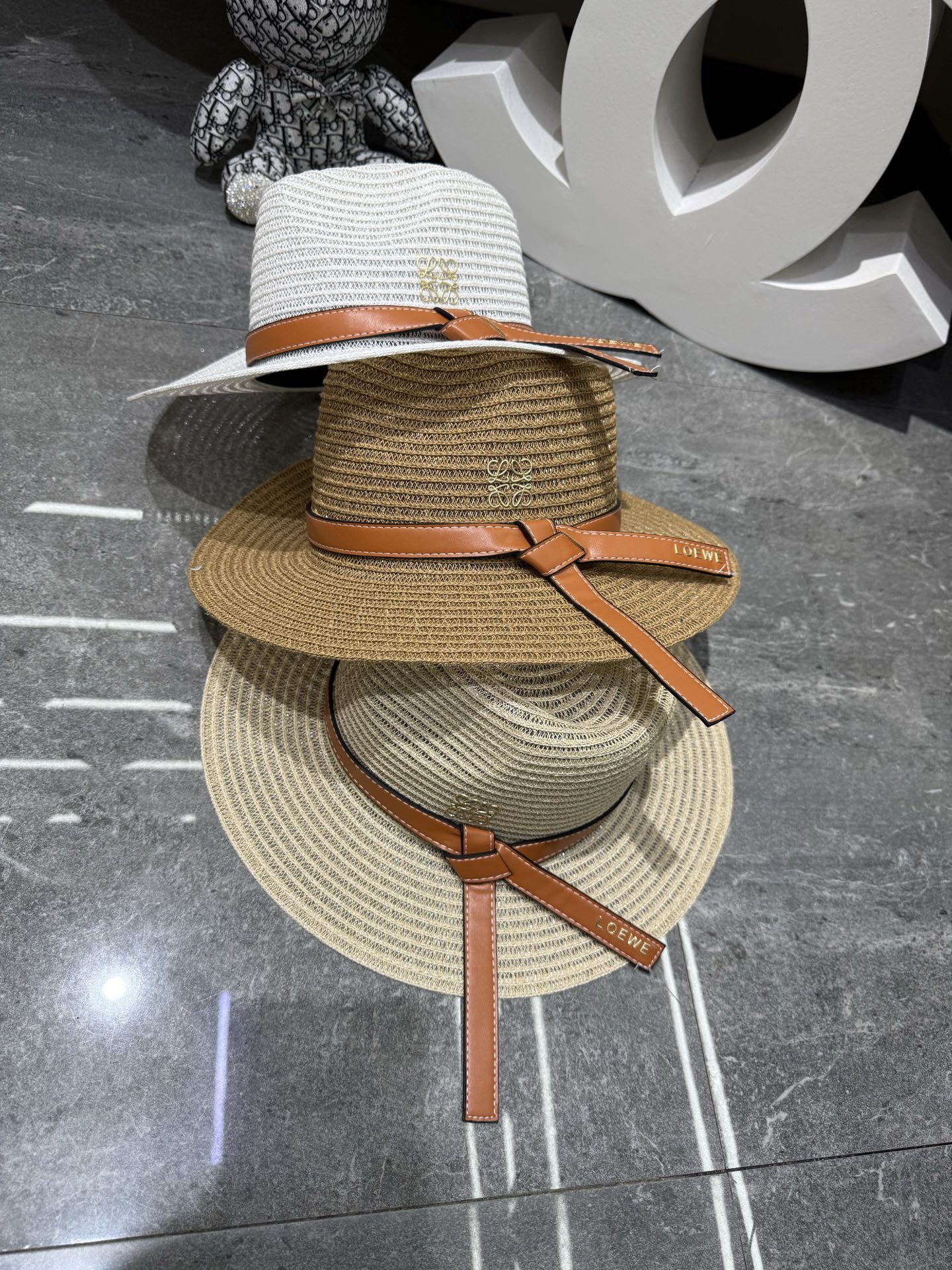 💛配防尘袋.  【LOEWE罗意威】2026新款密织细麻尖顶盆帽草帽，遮阳又好搭，出街旅行单品