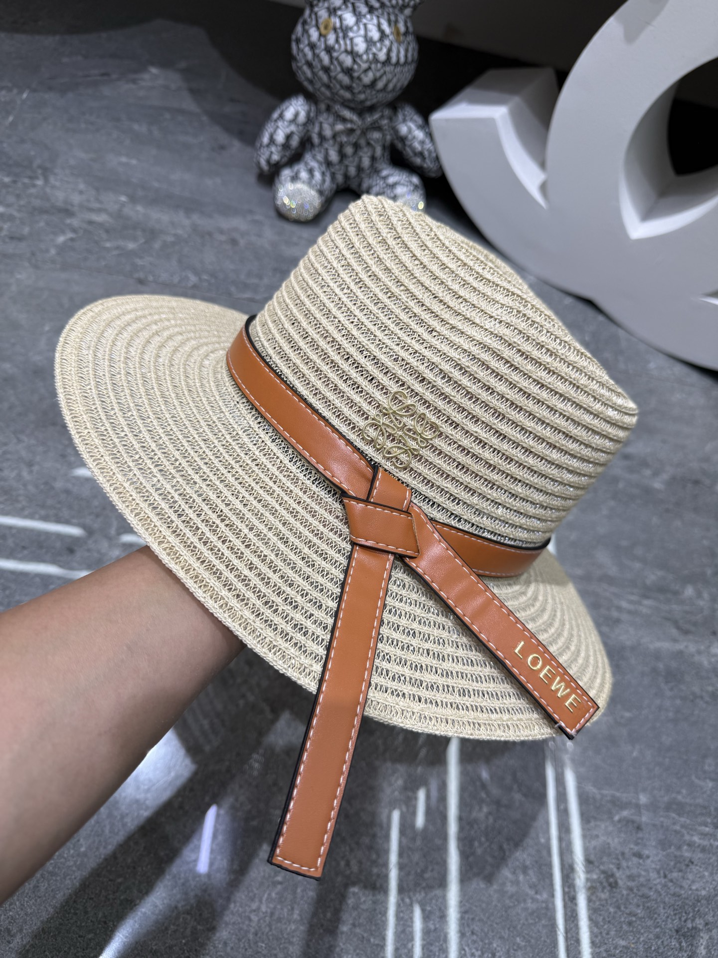 💛配防尘袋.  【LOEWE罗意威】2026新款密织细麻尖顶盆帽草帽，遮阳又好搭，出街旅行单品
