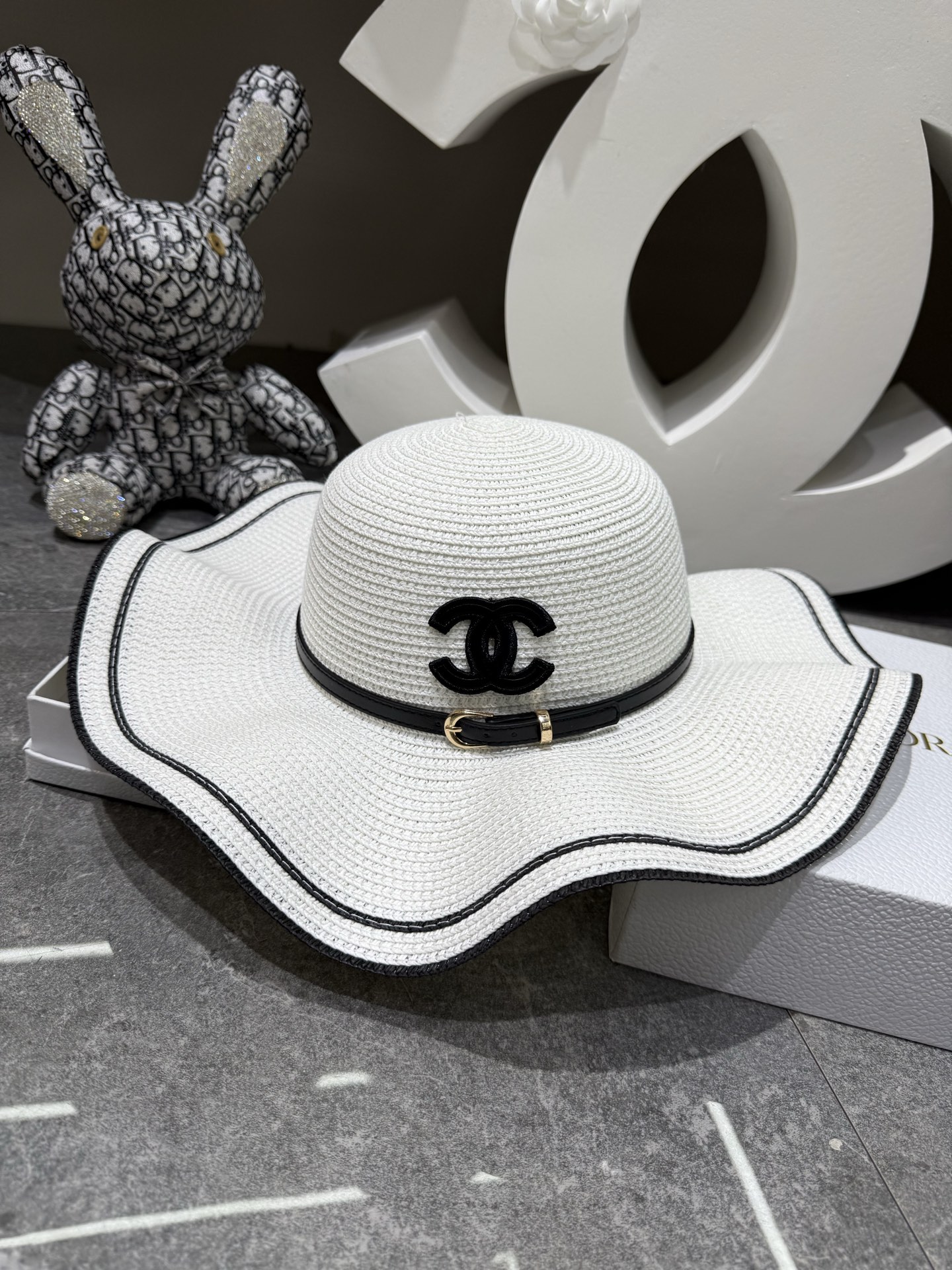 NO:824607,Special price with dust bag. [CHANEL Chanel] 2026 new round dome small fragrant ruffled large brimmed straw hat, sunshade and easy to match, street travel hat straw hat fisherman hat baseball cap, hat, chanel, chanel, espadrilles, hats19860909特价配防尘袋.【CHANEL香奈儿】2026新款圆顶小香风荷叶边大沿草帽,遮阳又好搭,出街旅行单品帽子草帽渔夫帽棒球帽,帽子,chanel,chanel,espadrilles,hats,hat