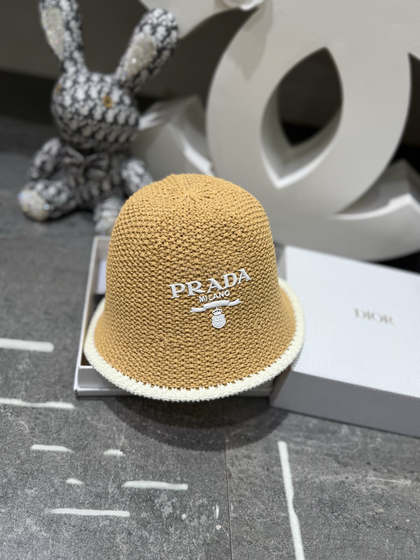 💛配防尘袋【PRADA普拉达】2026春夏新款日系日常简约款小桶帽渔夫帽，独特设计～复古文艺的一款