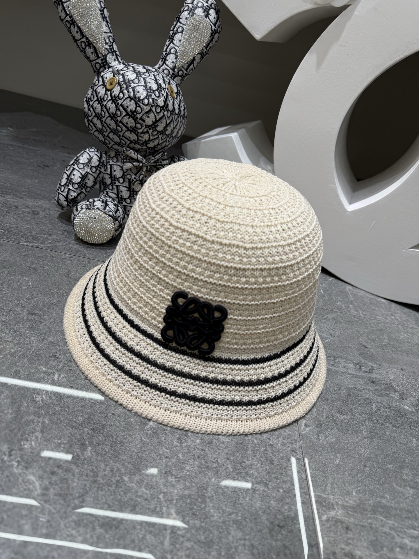 💛配防尘袋【LOEWE罗意威】2026春夏新款日系日常简约款小桶帽渔夫帽，独特设计～复古文艺的一款