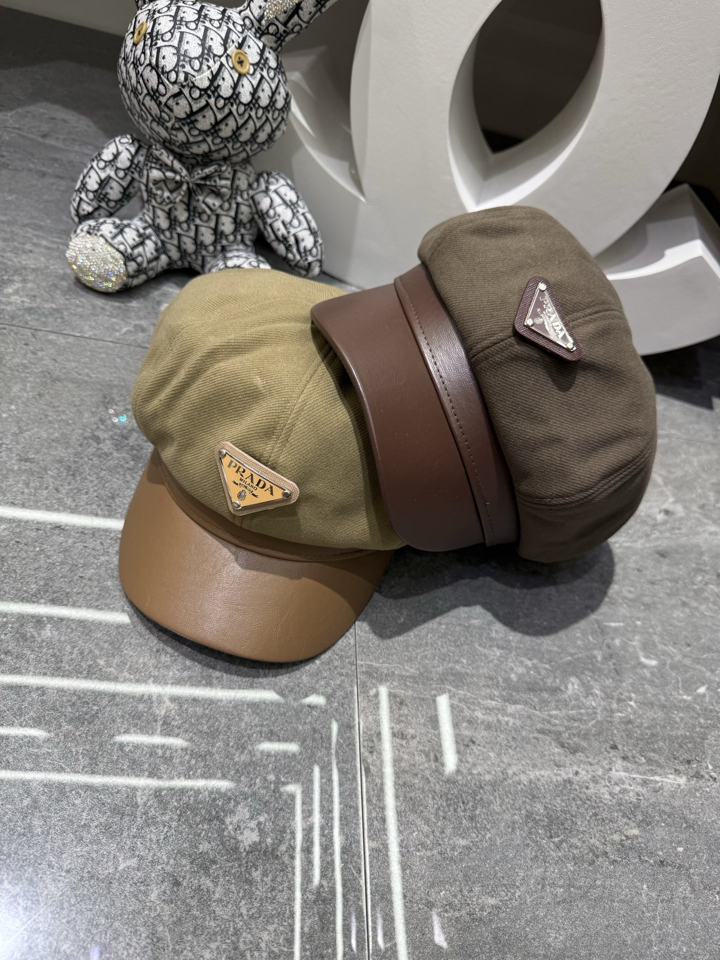 💛配防尘袋【PRADA普拉达】2026早秋新款拼色羊毛八角军帽 复古文艺的一款～新品上架