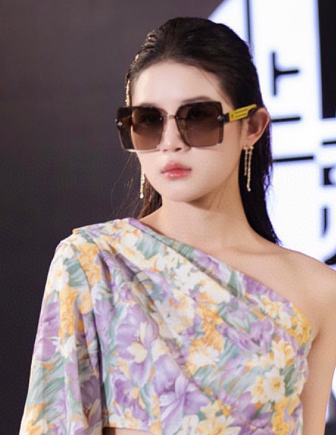 尼龙系列lv大框太阳镜墨镜经典的方框设计不挑脸型无论搭配大衣还是连衣裙都非常显气质尼龙镜片预防紫外线型号