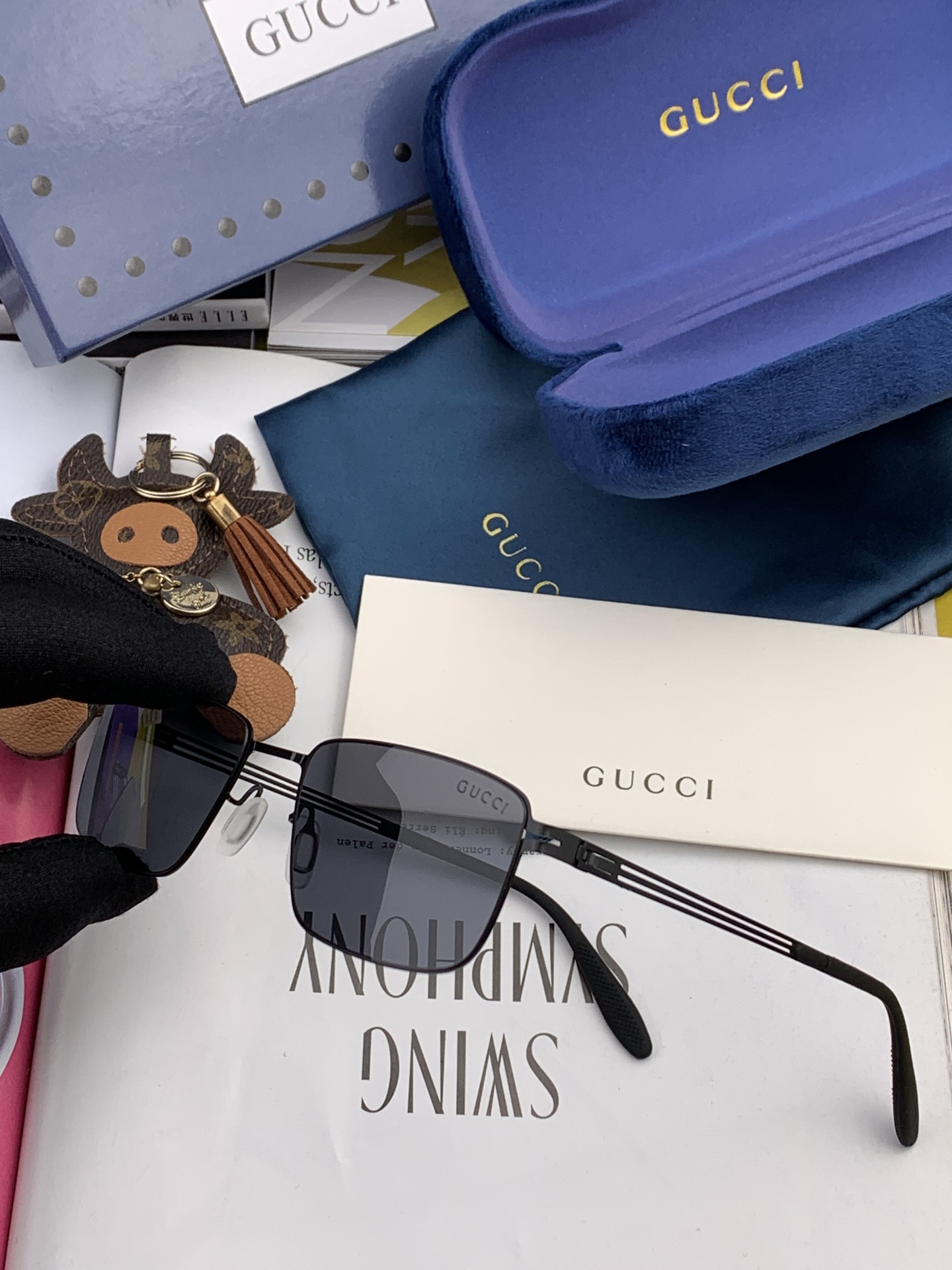 Gucci2023春夏新款超轻无螺丝压不坏系列情侣款太阳镜高清尼龙镜片完美品质适合各种脸型经典太阳镜亮相