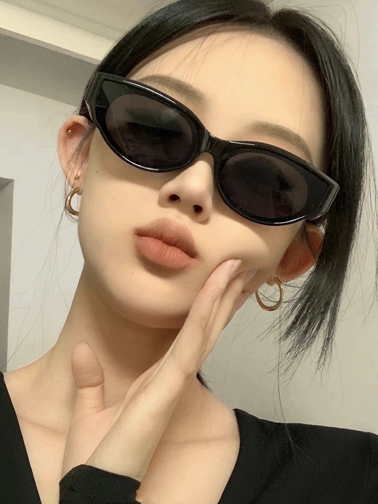 NO:268260,LV large frame sunglasses sunglasses classic square frame design, not picky about face shape, it shows temperament and prevents UV rays whether paired with a coat or a dress. Model model L1231 glasses sunglasses sunglasses, glasses, louis vuitton, skirts19860909lv大框太阳镜墨镜经典的方框设计,不挑脸型,无论搭配大衣还是连衣裙都非常显气质预防紫外线 型号型号L1231眼镜墨镜太阳镜,眼镜,louis vuitton,skirts,glasses