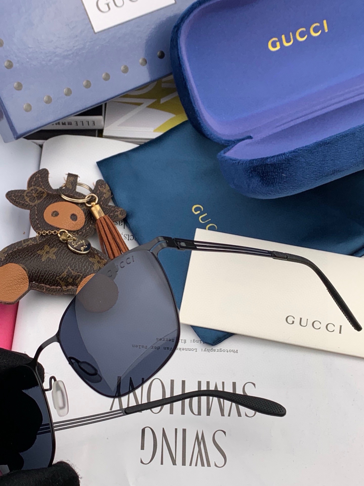 Gucci2024春夏新款超轻无螺丝压不坏系列情侣款太阳镜高清尼龙镜片完美品质适合各种脸型经典太阳镜亮相