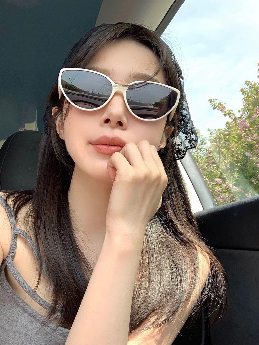  普拉达 小框太阳镜墨镜经典的方框设计，不挑脸型，无论搭配大衣还是连衣裙都非常显气质 预防紫外线  型