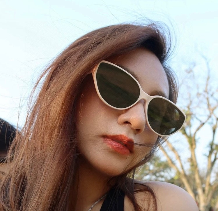   普拉达 小框太阳镜墨镜经典的方框设计，不挑脸型，无论搭配大衣还是连衣裙都非常显气质 预防紫外线  型