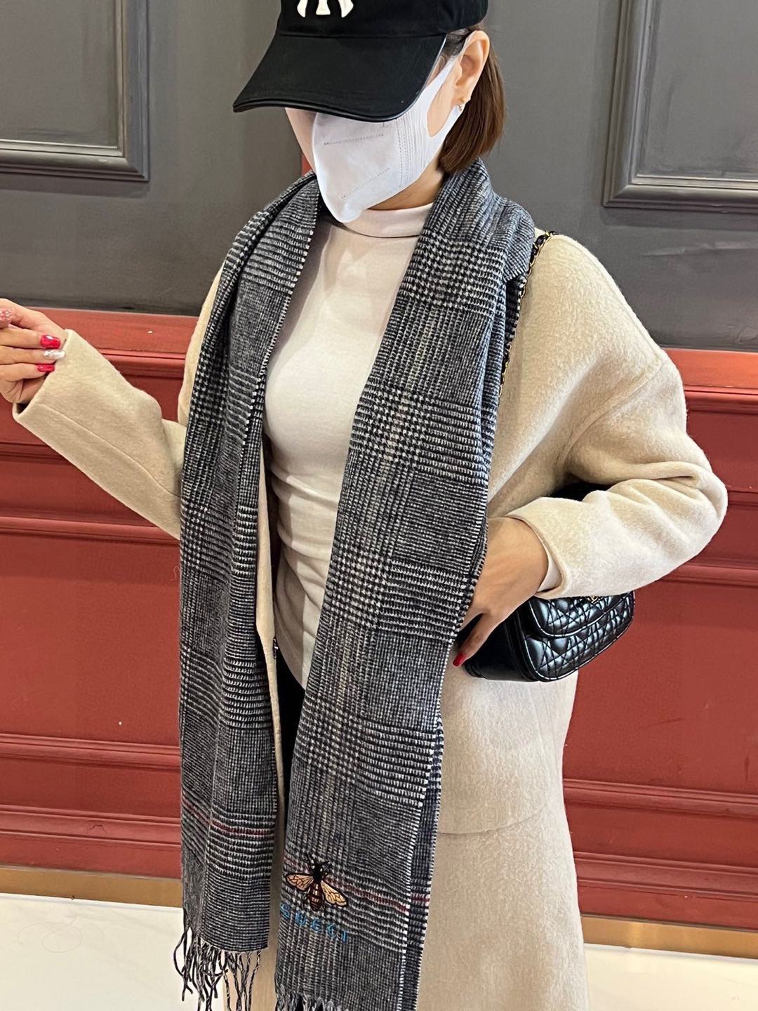 NO:188128,Family Welfare Classic Little Bee Text Men's and Women's Scarfs. The heavyweight ones are all over the streets. This quality Gucci Trading Company channel goods, exports HK ace products, and G's hot-selling classic men's scarfs. This trading company is very awesome. It specializes in supplying fabrics to big-name companies and accepting orders!  Very influential in the industry!  This scarf is made more by the factory. If you get it, you will find that it is really good. If you recognize the highest quality, it will definitely be the most popular top-quality men's scarf this year!  !  Everyone has one customer to provide lamb wool. The imported fabric is really different from that in China, and it is very soft and comfortable!  !  !  Only invincible craftsmanship can we create such exquisite presbyterian flowers, which feels very skin-friendly and soft, with a thread of material. Even my professional scarf for so many years, I have to keep several of them myself. People keep some gifts with their own sizes and specifications. 190*32 high-version scarf, high-version scarf, gucci19860909家属福利经典小蜜蜂文字男女款围巾,重磅中的重磅这款就是满大街跑的也没我家这品质Gucci贸易公司渠道货,出口HK王牌产品,G热卖的经典男士围巾这个贸易公司非常牛逼,专门给大牌公司供面料,接订单！在业内很有影响力！这款围巾是工厂多做的部分,拿到手你会发现真心好,认准最高品质,今年一定是最炸的顶级高端男款围巾！！人手一条客供羔羊毛,进口的面料真的和国内大有区别,非常柔软舒适！！！工艺无敌难织,才能缔造这样的精致老花,手感非常亲肤柔软,一线的材料,就连我专业围巾这么多年的也要自留好几条人手留几条送礼首选尺寸规格190*32高版本围巾,高版本围巾,gucci,scarf