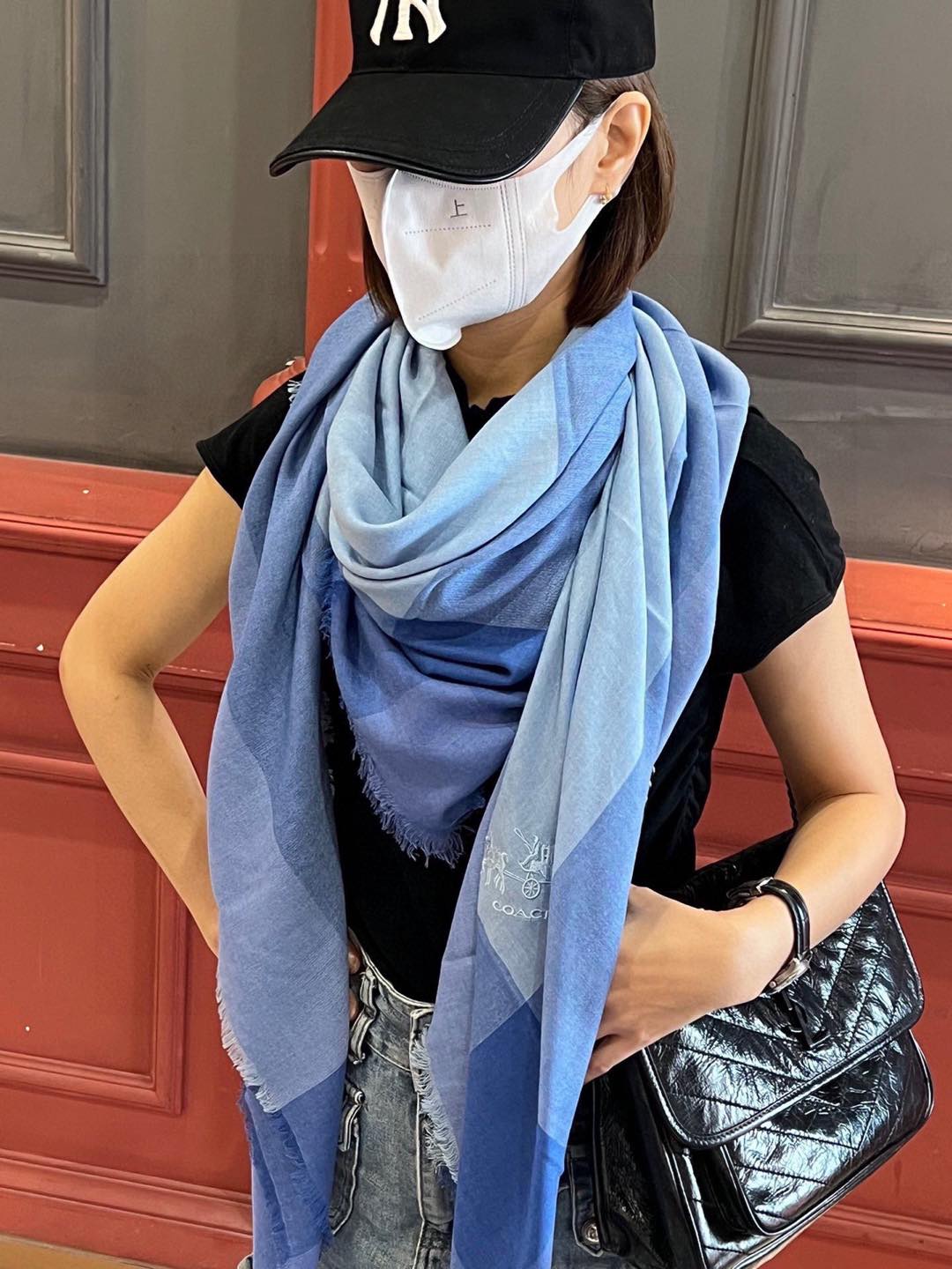顶级原单狠货[色]独家推出[色]COACH蔻驰专柜最新款秋冬新款上市了！时尚的窗玻璃图形设计和宽大的剪裁