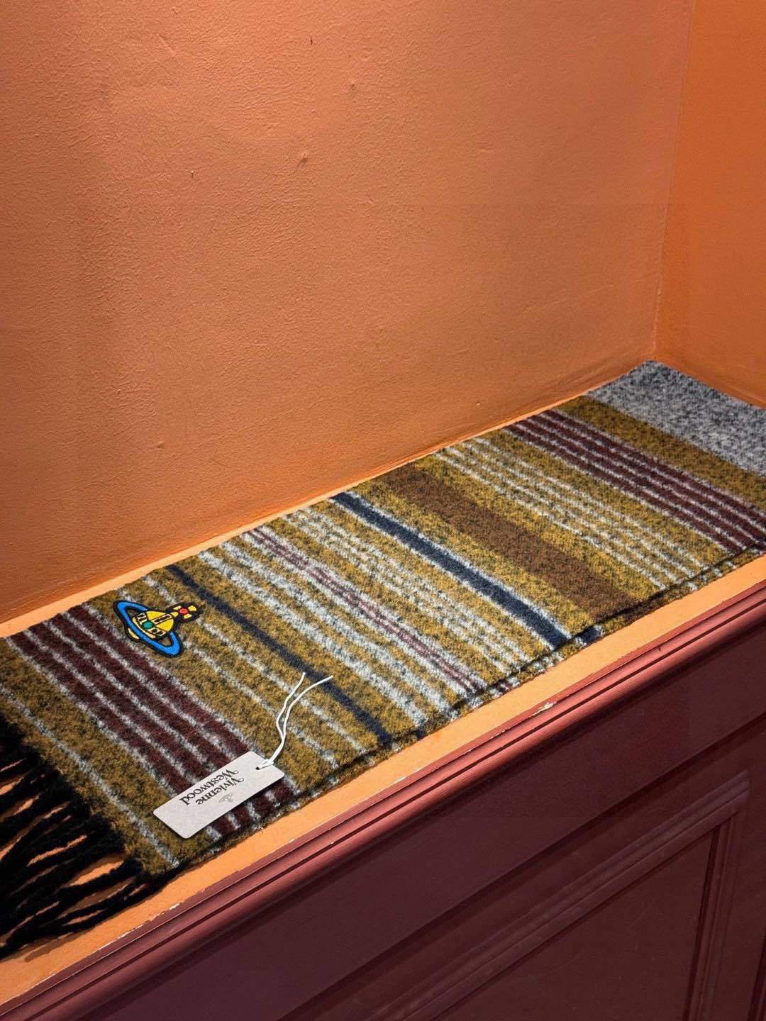 西太后超美新款马海毛围巾!超级推荐入手!质感好货!主打的马海毛围巾据说超难买哦!!做工非常精致很有分量我