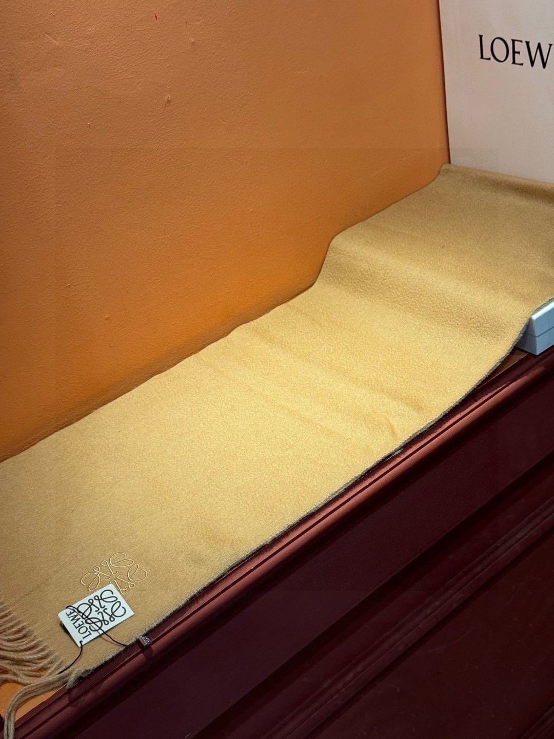 罗意威巴黎时装展商务男士女士通用双面羊绒披肩代工厂臻选上乘的超细羊绒纤维进行纯手工精梳处理耗时耗力再以清