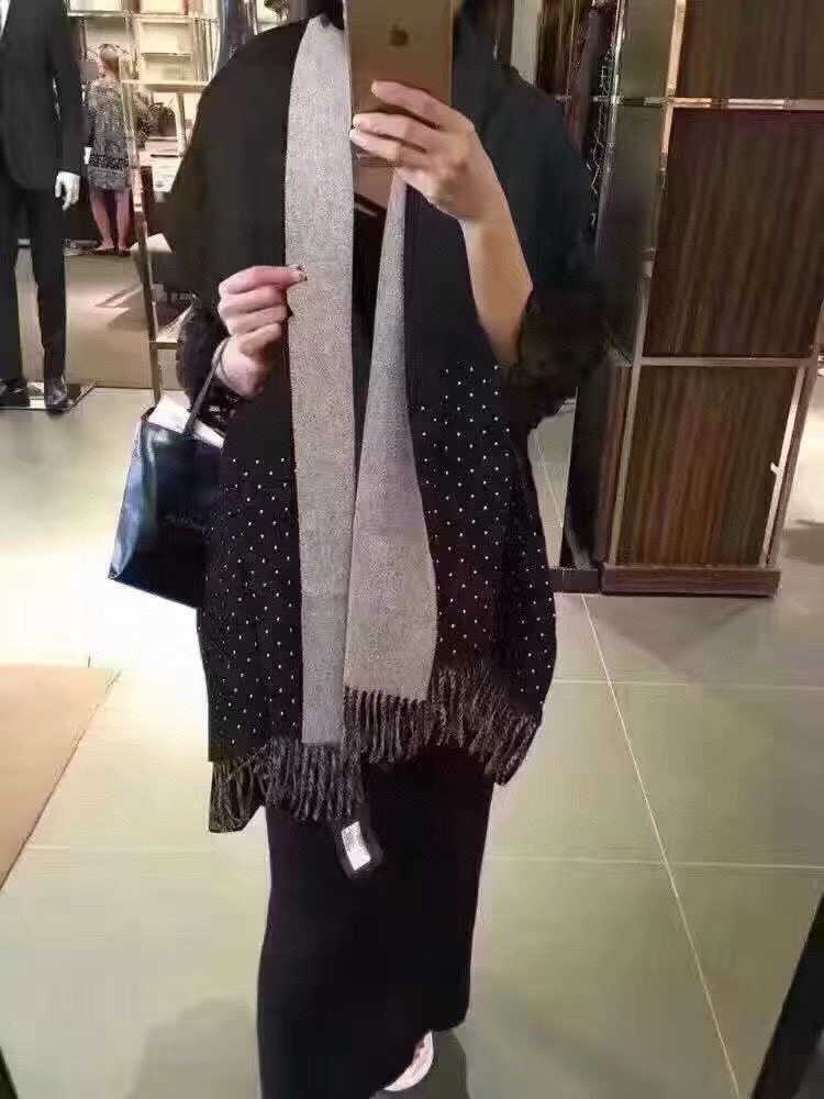 gucci专柜同步绝对的硬货一直都是流行的风向标每出一款围巾都是被各路明星追捧这款披肩采用柔软舒适的超细