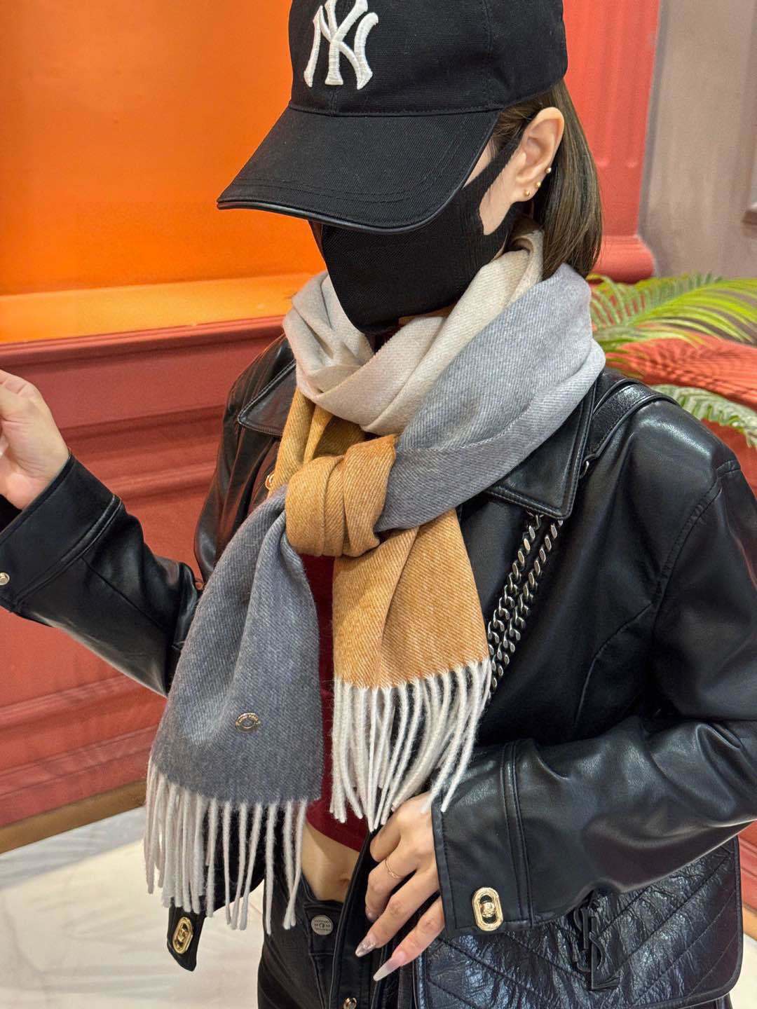 太美了皮安娜情侣款美到要尖叫专柜最新款英伦欧美范儿多色渐变又是一款即时尚又实用的大围巾&长巾撞色的颜色搭