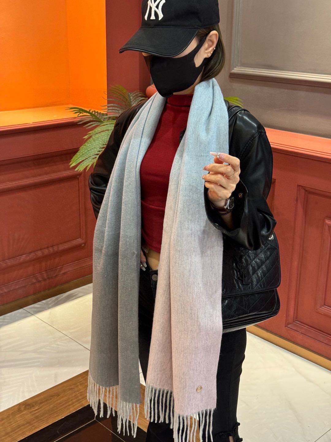 太美了皮安娜情侣款美到要尖叫专柜最新款英伦欧美范儿多色渐变又是一款即时尚又实用的大围巾&长巾撞色的颜色搭