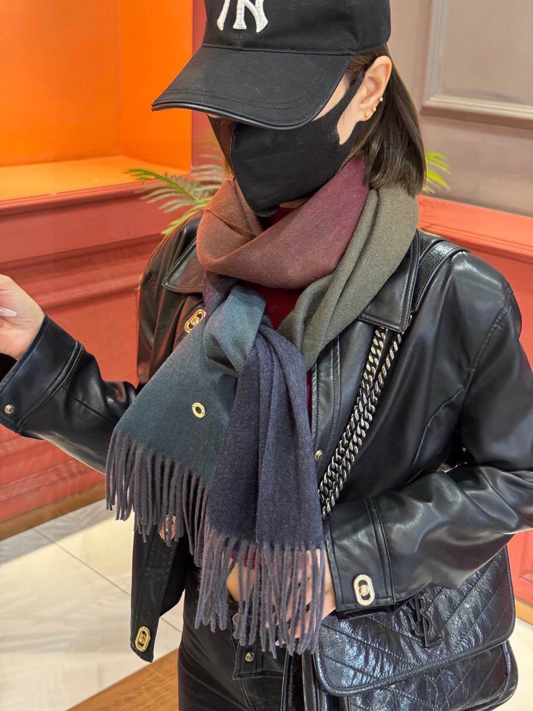 太美了皮安娜情侣款美到要尖叫专柜最新款英伦欧美范儿多色渐变又是一款即时尚又实用的大围巾&长巾撞色的颜色搭