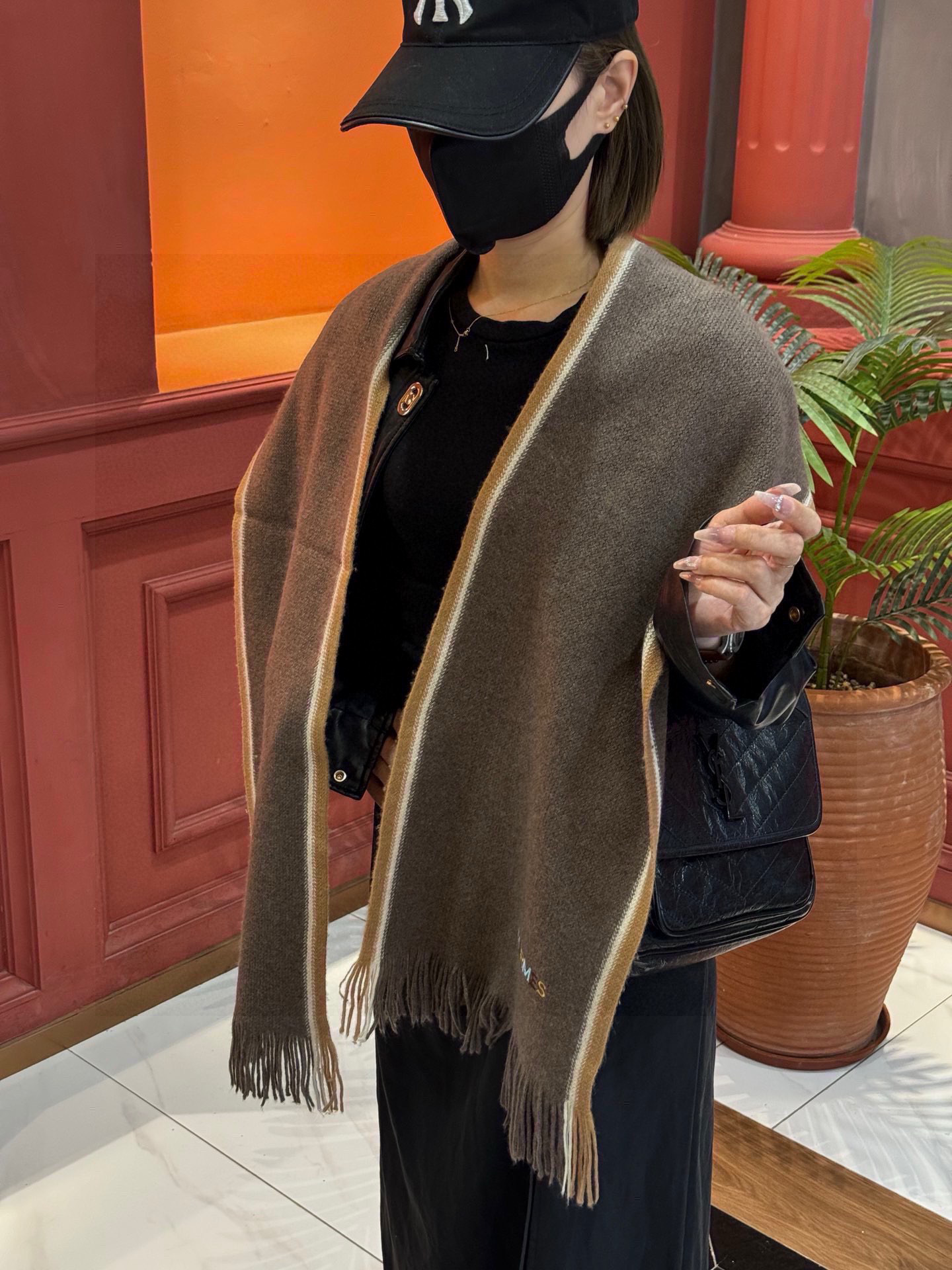 NO:188720,Hermes synchronous counter, high-end cashmere knitted scarf!  】It can be formal, free, very Classical men's design. This weaving method is relatively difficult, and it costs a lot of yarn, and the process is very difficult!  !  !  Such a men's scarf is definitely an outdated item!  The cashmere scarf that looks good at any surround is really unique!  !  It's so practical and versatile, but there's no unnecessary design, and it looks good no matter how you surround it!  It has a drape, warm and very slimming!  It is very suitable to match formal wear or casual wear ~ folding or circling is perfect, with a warm and graceful demeanor 30180 High-version scarf, high-version scarf, christian louboutin, hermes, hermes19860909Hermes（爱马仕）同步专柜,高端羊绒针织围巾！】可正式,可随意,非常Classical的男款设计.这款织法比较难,又很费纱线,工艺难度非常大！！！这样的男款围巾,绝对是一条审美不过时的单品！随便围都会好看的羊绒围巾,版型真是一绝！！太实用百搭了,其实没有多余的设计,怎么围都好看！有垂坠感,温暖且非常显瘦！搭配正装或者搭配休闲装都很合适~对折挂围或者绕圈围都完全可以,有温度的风度30180 高版本围巾,高版本围巾,christian louboutin,hermes,hermes,scarf