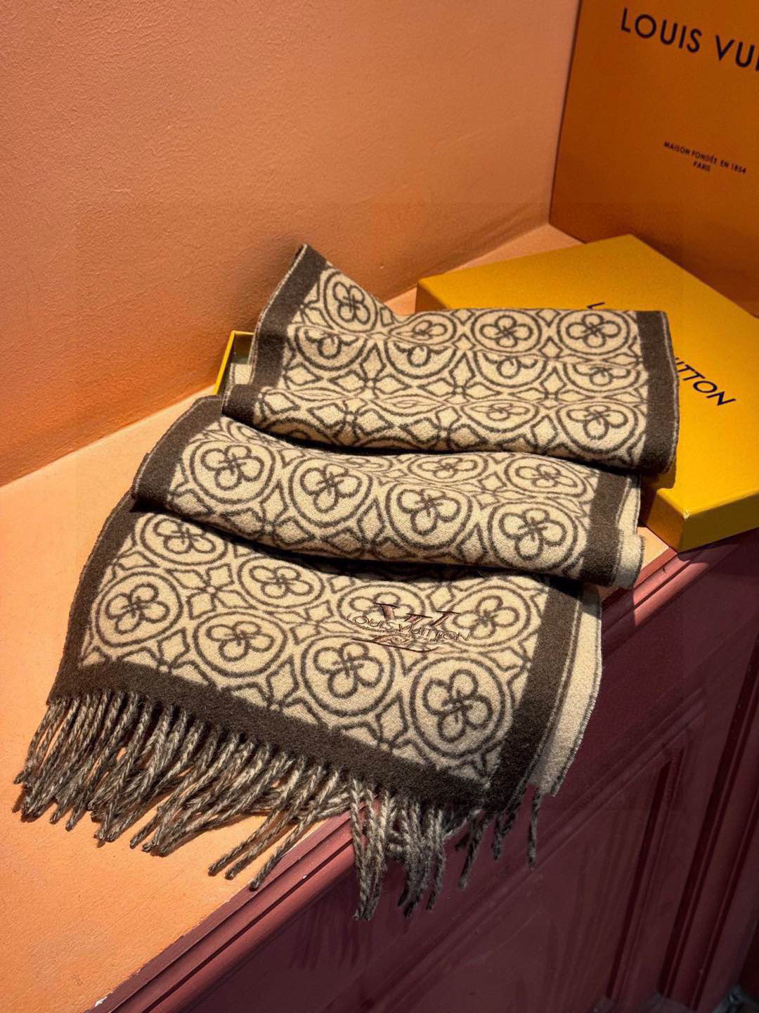 Sophisticated and Warm Four-Face Scarf for Coats and Sweaters, 100% Lamb Wool - 图片 9