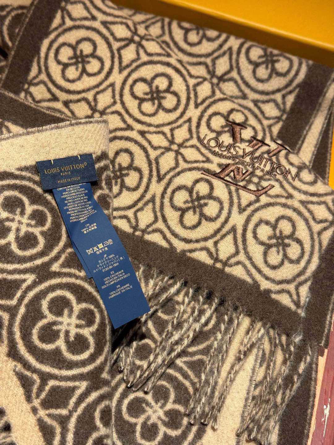 Sophisticated and Warm Four-Face Scarf for Coats and Sweaters, 100% Lamb Wool - 图片 6