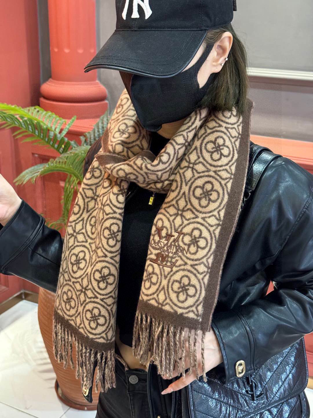 Sophisticated and Warm Four-Face Scarf for Coats and Sweaters, 100% Lamb Wool - 图片 3