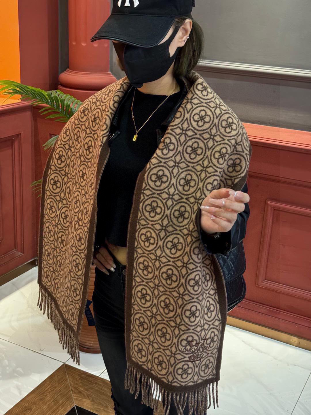 Sophisticated and Warm Four-Face Scarf for Coats and Sweaters, 100% Lamb Wool - 图片 1