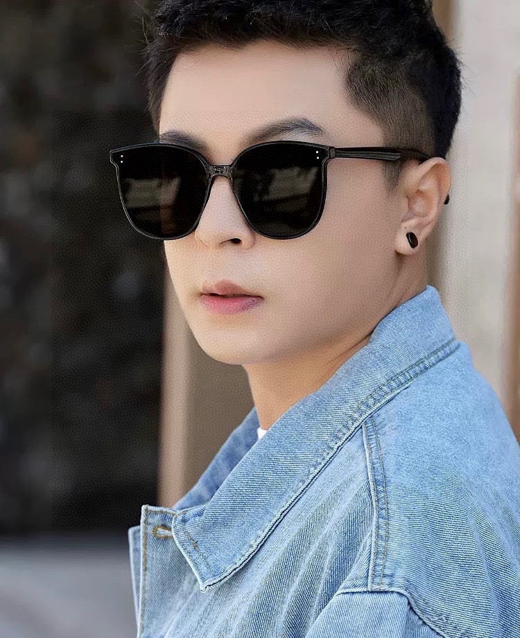   GUCCI2025开春新款一体镜 大框太阳镜男女同款 😎 
爆款大框尼龙太阳镜 超逼格超酷 
镜腿品