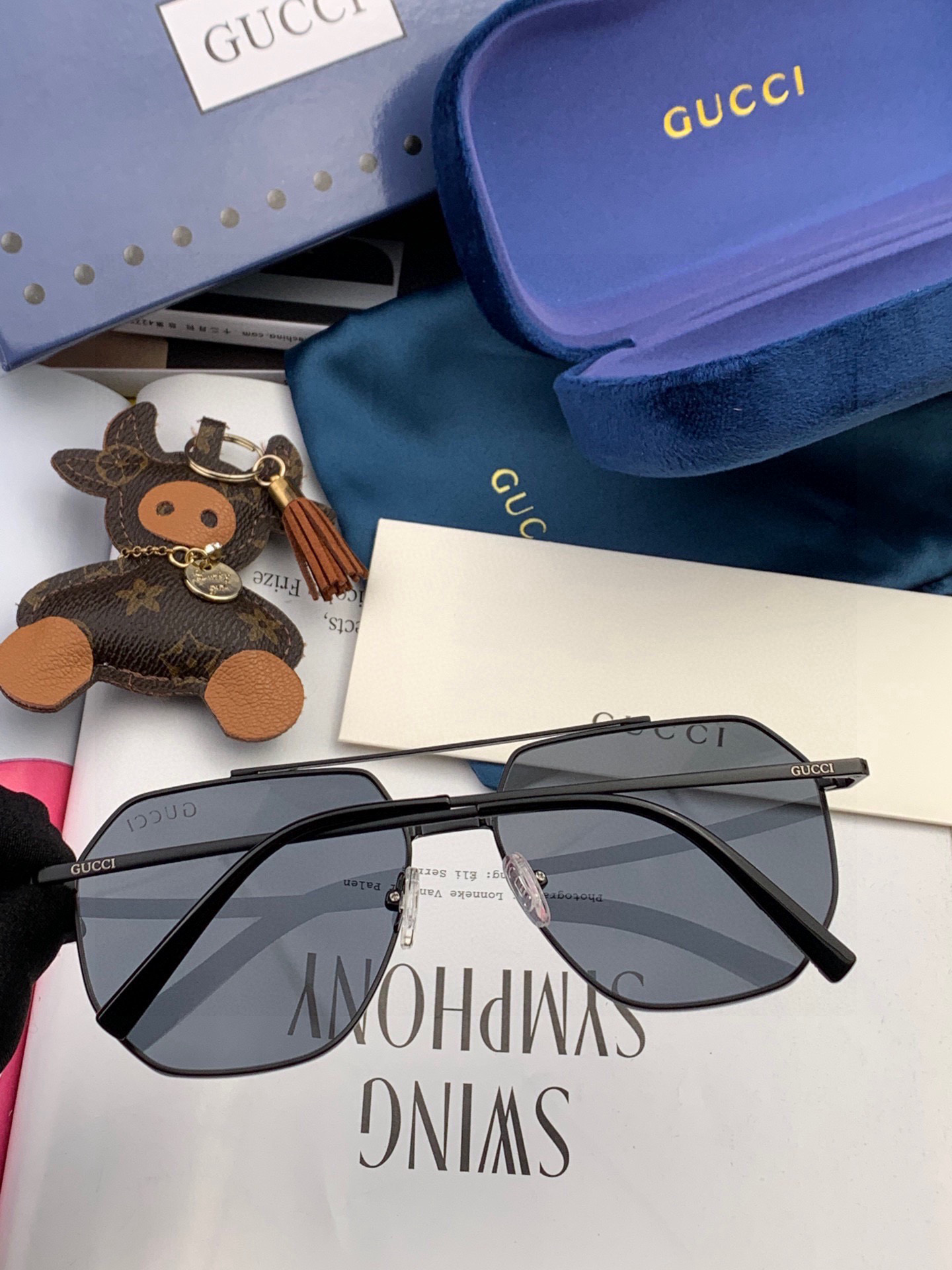        GUCCI 男款炫彩飞行员偏光太阳镜 ❤️材质：高清尼龙加厚卡槽高清偏光镜片 🌹无边框镜架
