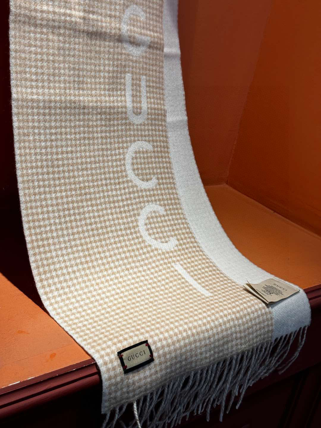 Luxurious Wool Scarf with Double-Sided Design and Elegant Logo – Warm and Stylish Choice - 图片 9