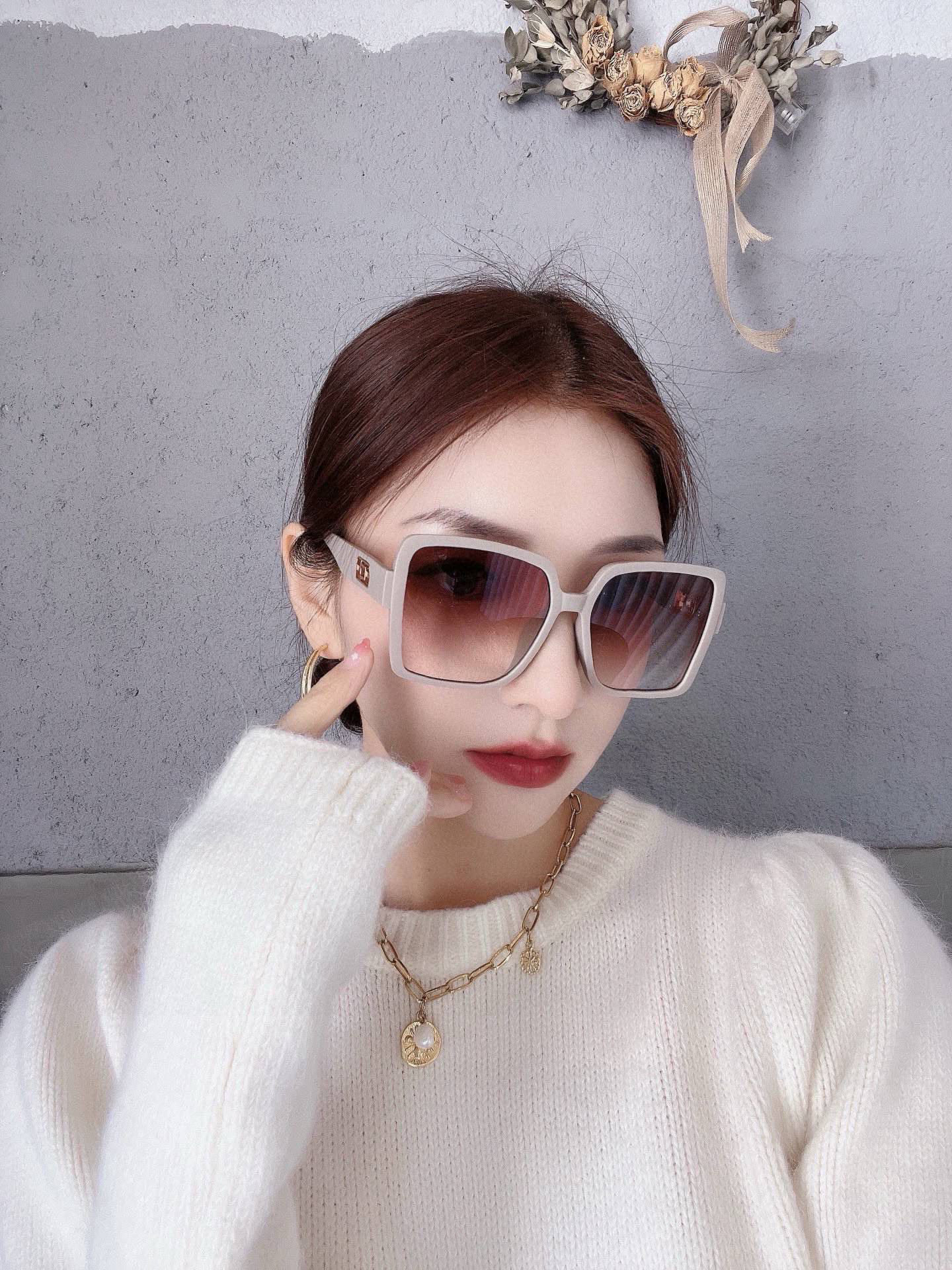  DIOR 2025开春新款 方框太阳镜 各路网红纷纷带起气场满分‼️ 俏皮甜美.上脸效果更佳.金属质感