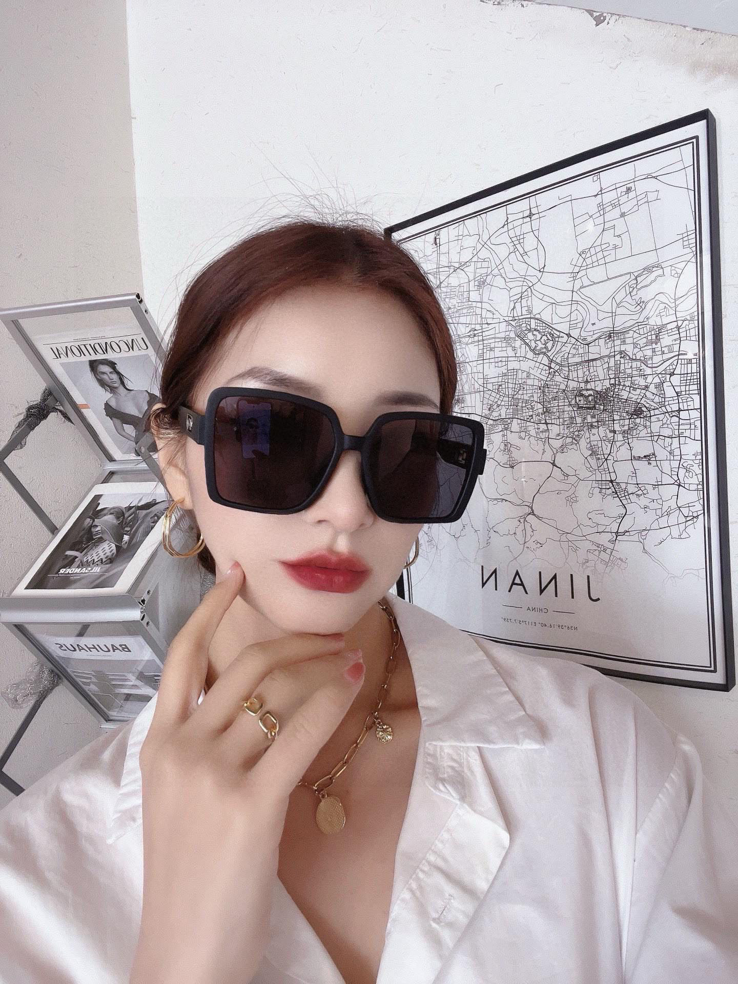  DIOR 2025开春新款 方框太阳镜 各路网红纷纷带起气场满分‼️ 俏皮甜美.上脸效果更佳.金属质感