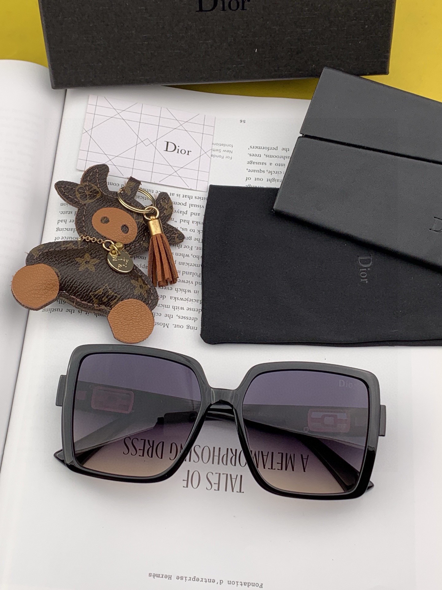  DIOR 2025开春新款 方框太阳镜 各路网红纷纷带起气场满分‼️ 俏皮甜美.上脸效果更佳.金属质感