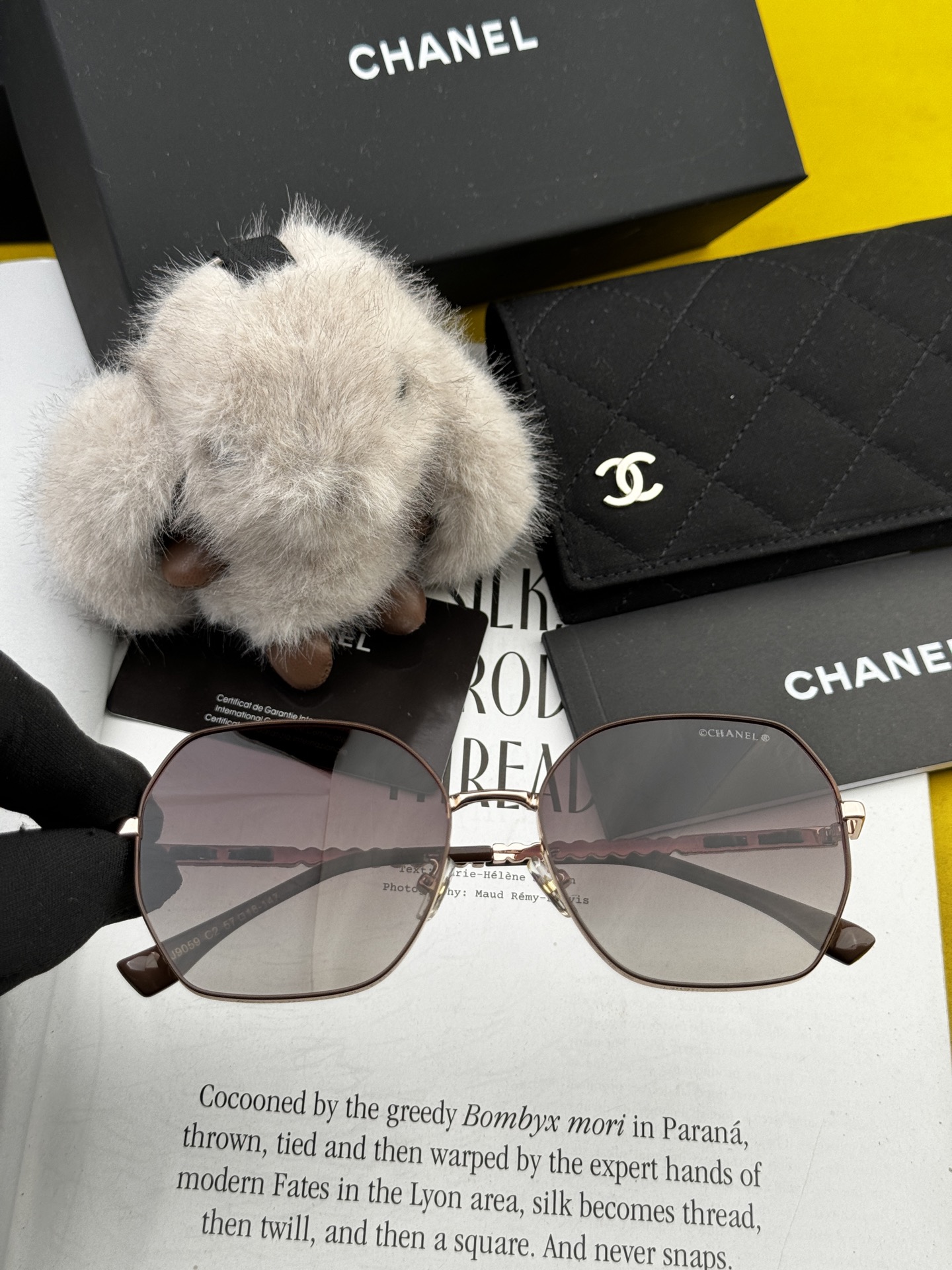  新品CHANEL 香奈儿太阳镜以独特魅力和前卫风格诠释春夏最新眼镜，以方框设计两边经典小香珍珠做点缀，