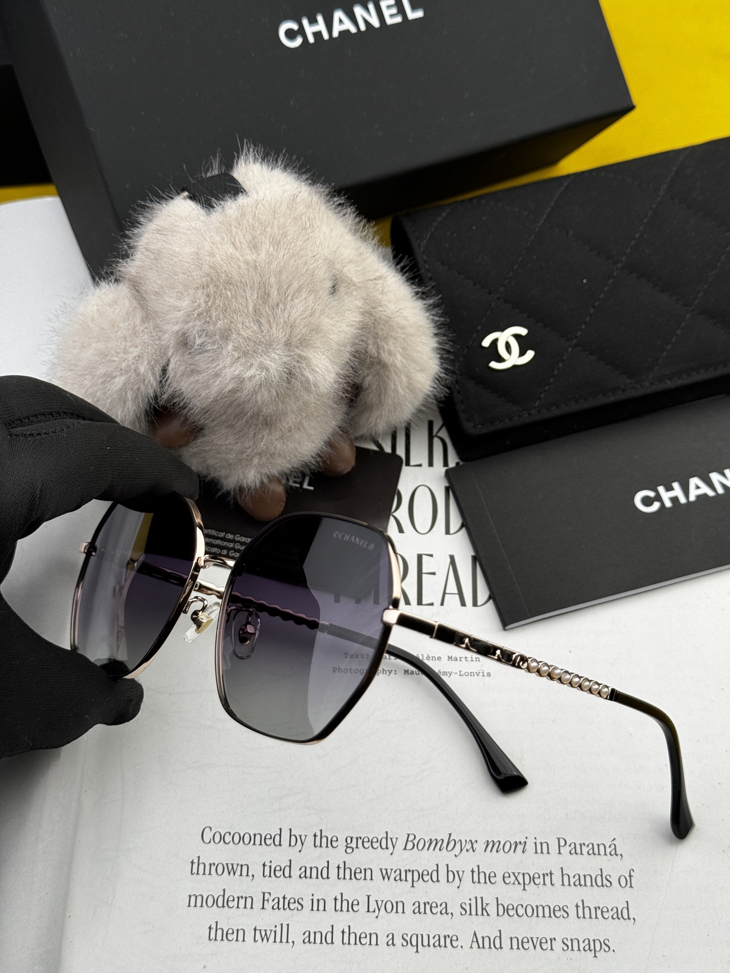  新品CHANEL 香奈儿太阳镜以独特魅力和前卫风格诠释春夏最新眼镜，以方框设计两边经典小香珍珠做点缀，