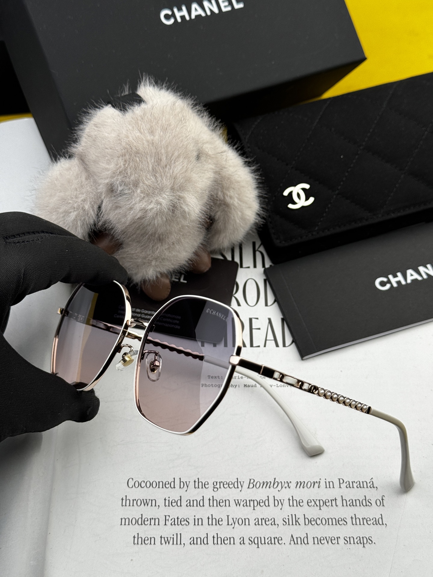  新品CHANEL 香奈儿太阳镜以独特魅力和前卫风格诠释春夏最新眼镜，以方框设计两边经典小香珍珠做点缀，